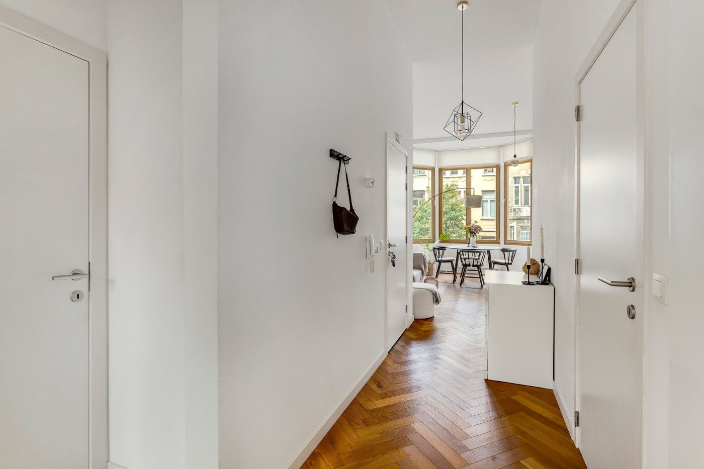 Goed gelegen, mooi gerenoveerd appartement op 1ste verd. met 2 slpk. en balkon foto 2