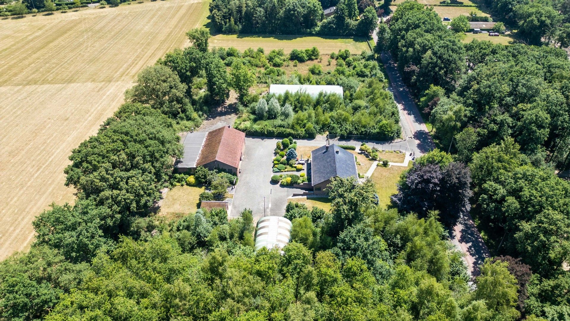 Open bebouwing met 3 hangars op 1h 81ca op een rustige en unieke ligging foto 32