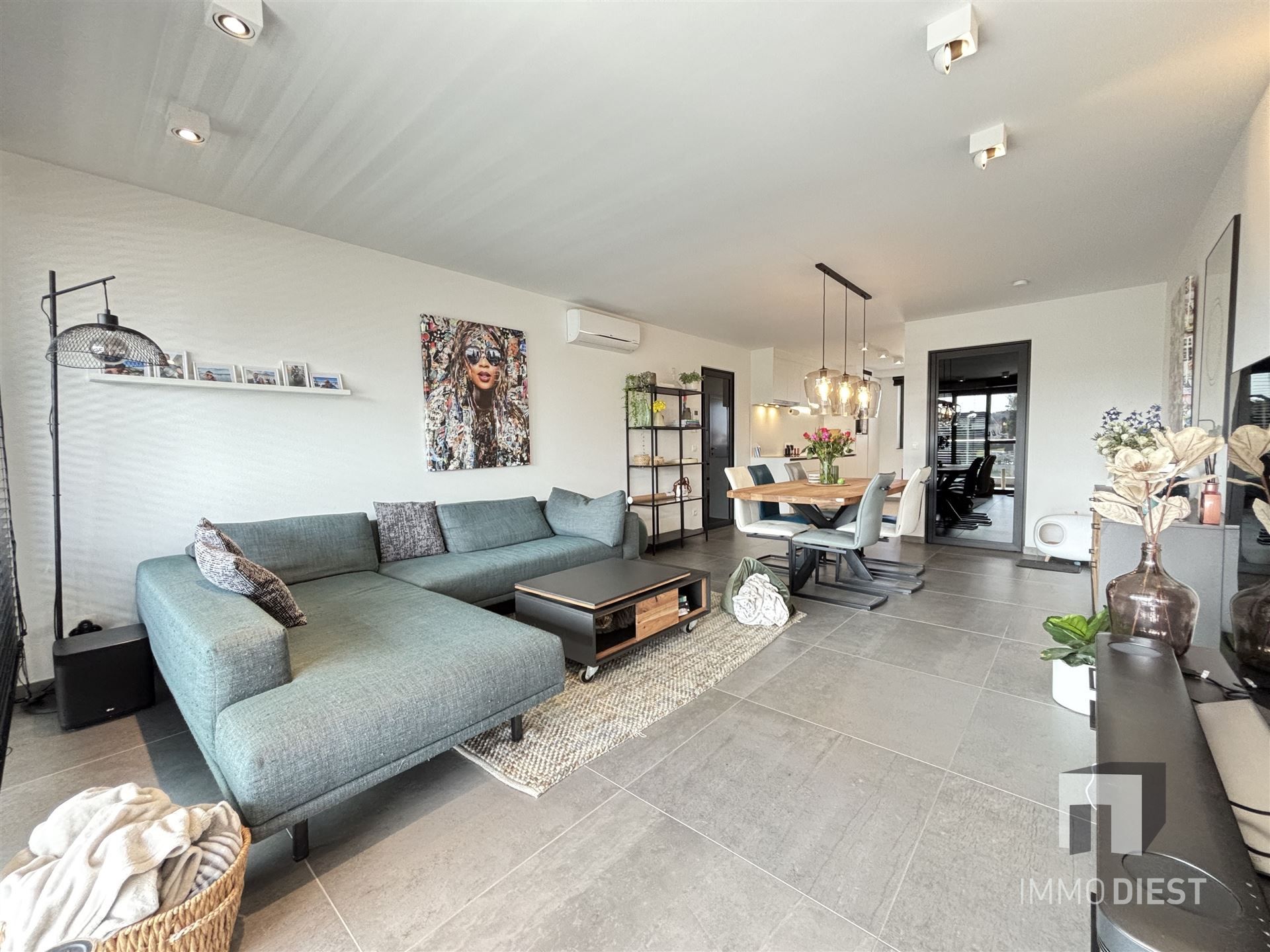 Modern appartement op de tweede verdieping in het centrum van Tessenderlo foto {{pictureIndex}}