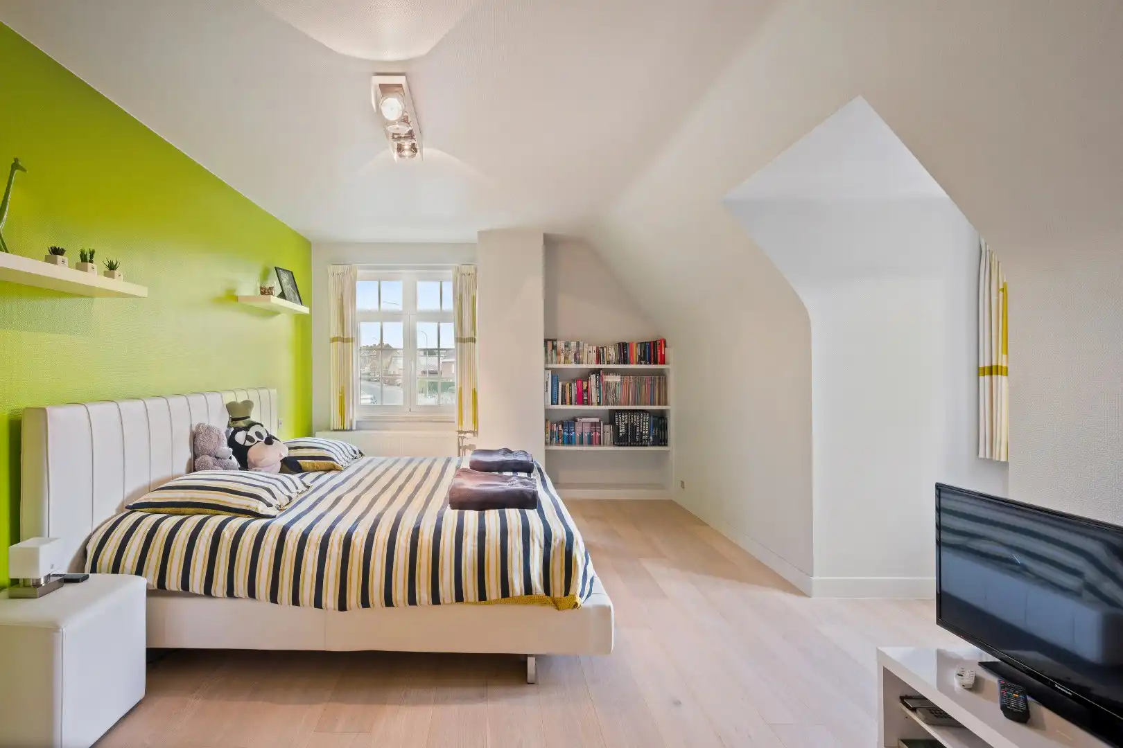 KWALITATIEF AFGEWERKTE VILLA IN RUSTIGE WIJK MET EPC B (172), 4 SLPKS, DUBBELE GARAGE EN 325M² BEW. OPP. foto 21