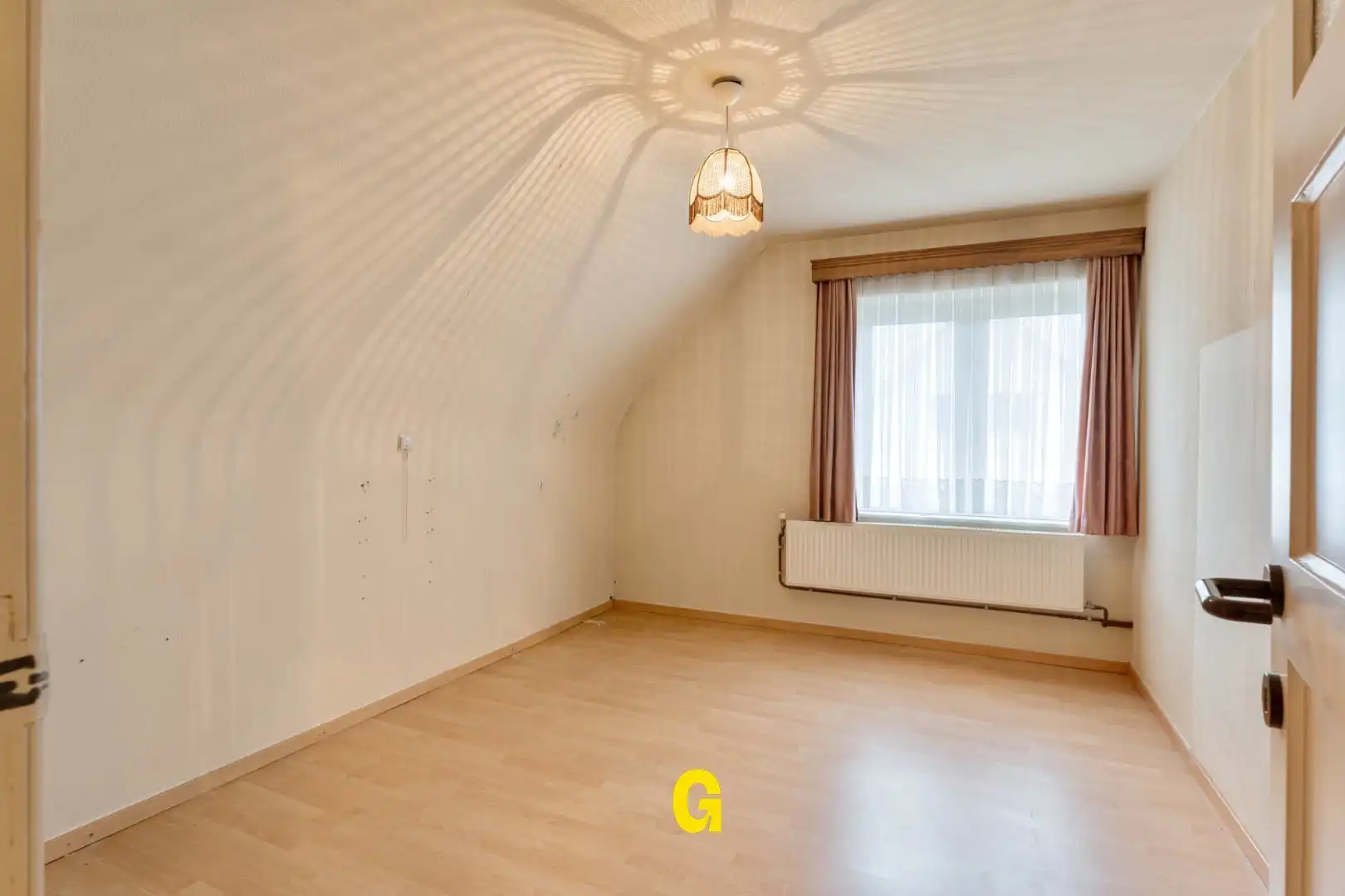 Te renoveren doch verzorgde halfopen woning met vier slaapkamers op 6a 43ca foto 17