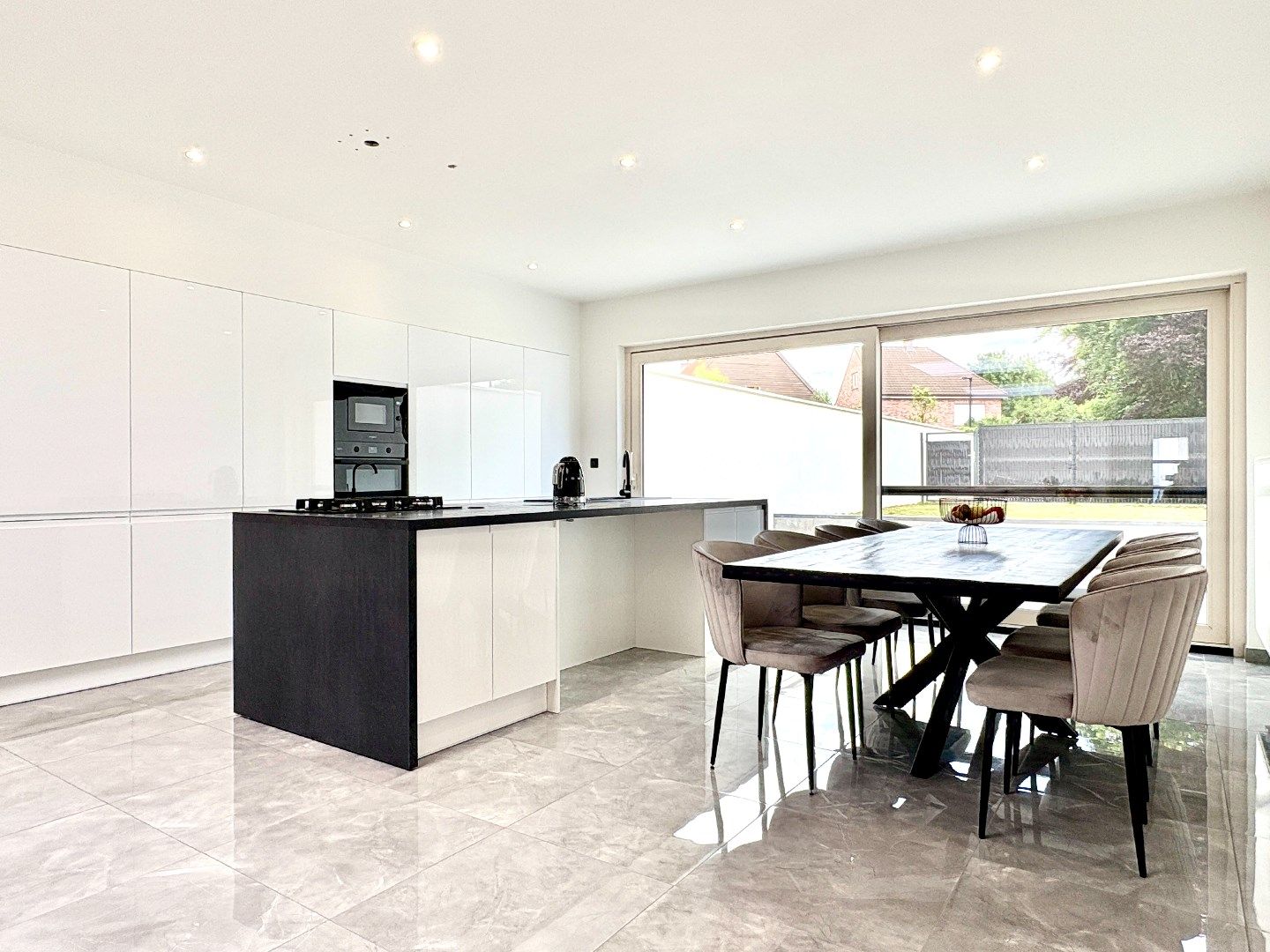 Compleet gerenoveerde woning met uitweg, 2 badks, ¾ slks en tuin. foto {{pictureIndex}}