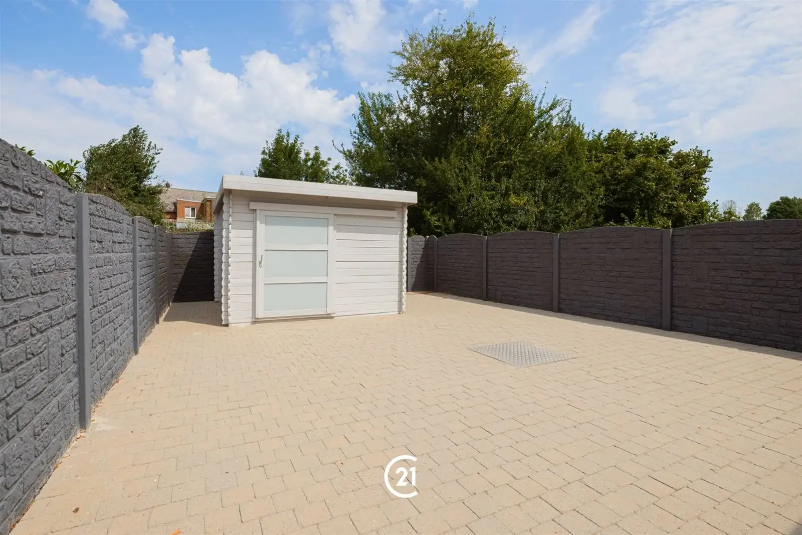 Instapklare gezinswoning met ruime garage foto 12