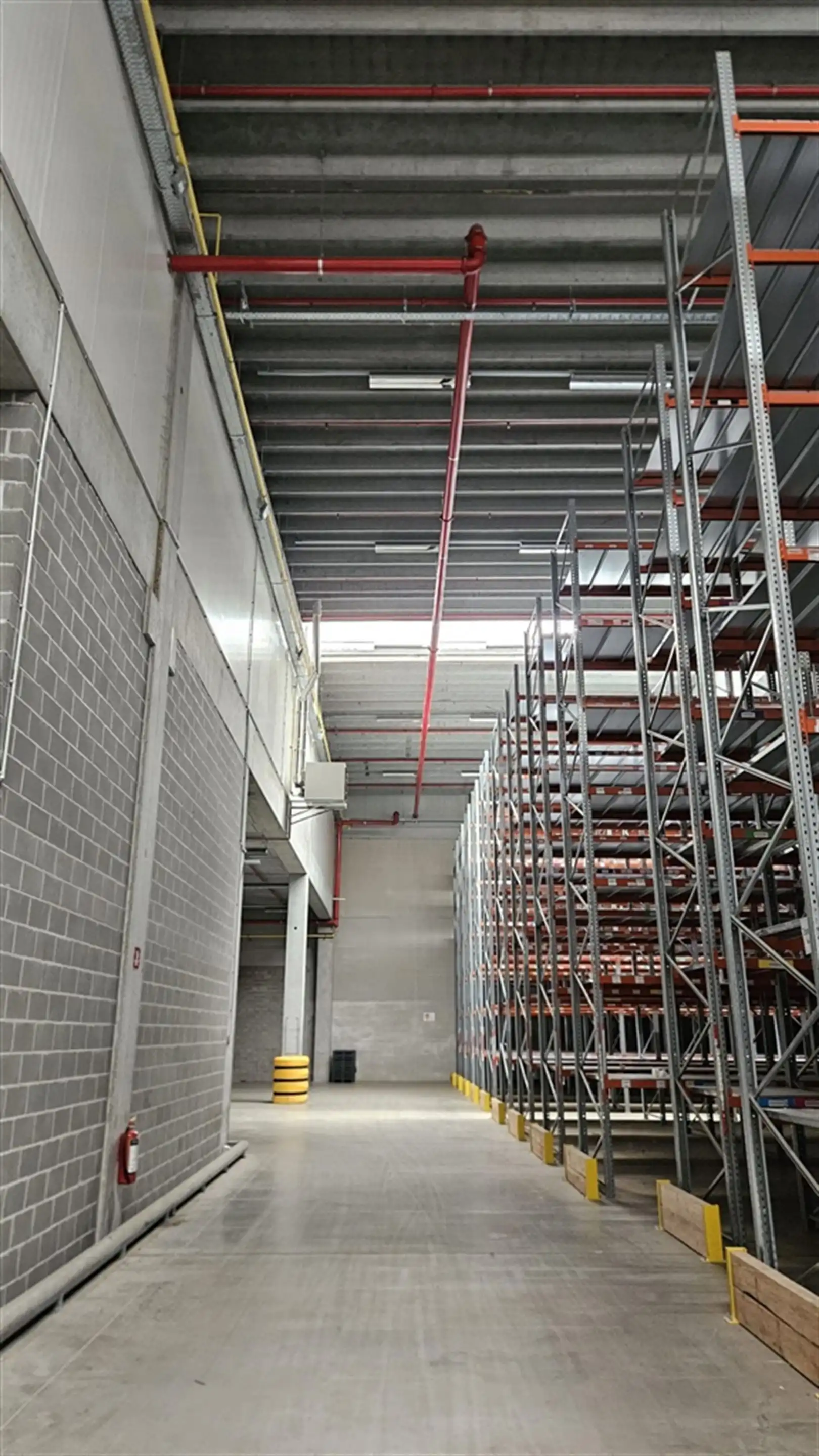 Magazijn met laadkades en kantoren foto 10