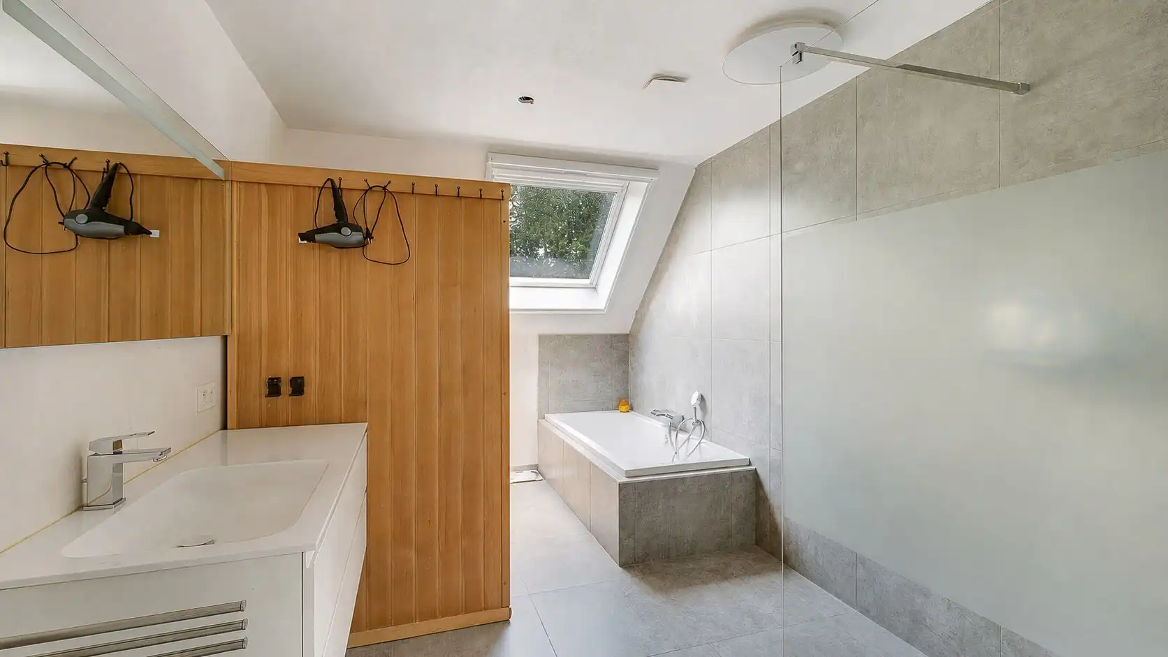 Recente woning met parking en tuin te Moerkerke-Damme foto 19