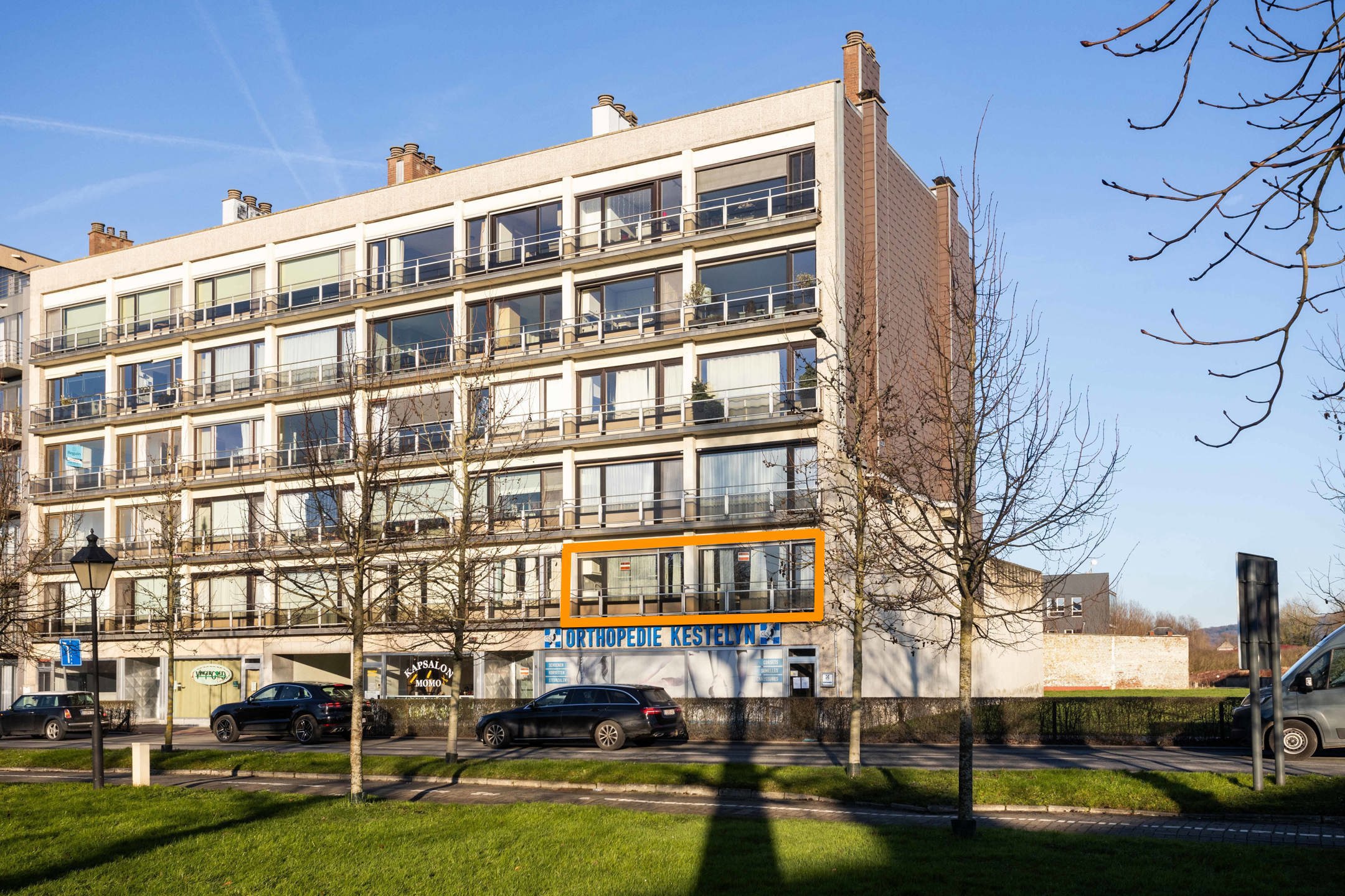 Lichtrijk appartement met garagebox foto {{pictureIndex}}