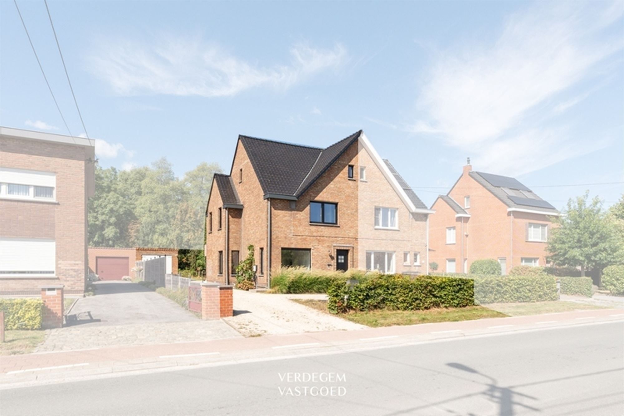 Ultragezellige en instapklare woning in het hart van Wippelgem foto {{pictureIndex}}