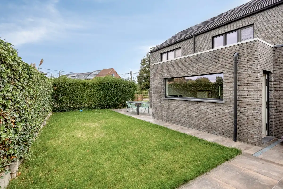 Halfopen bebouwing met 3 slaapkamers, tuin en garage foto 4