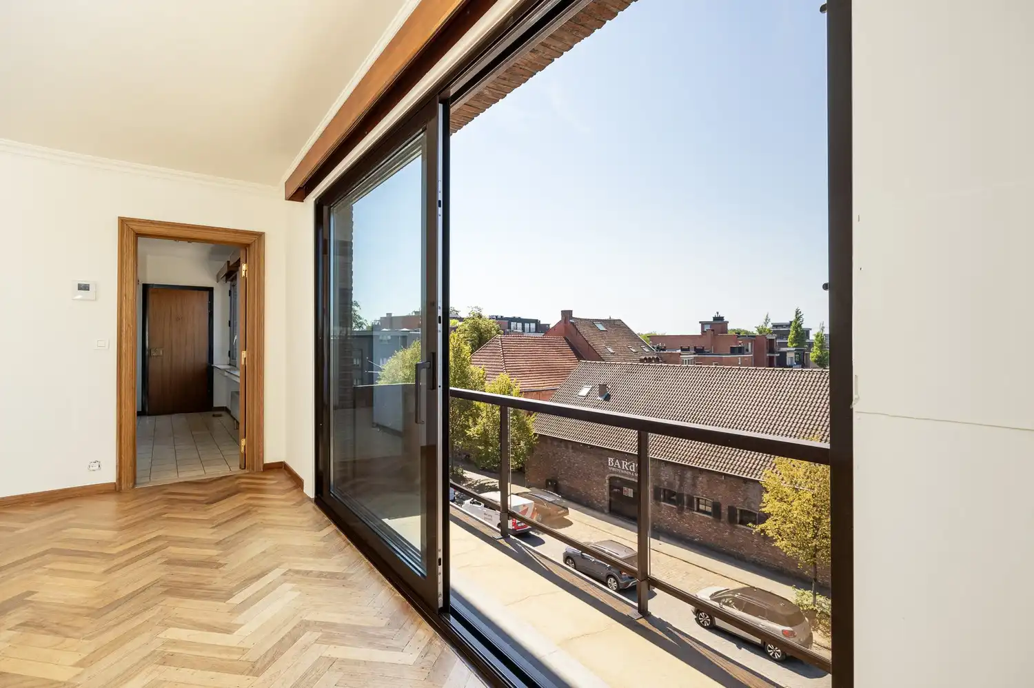 Ruim en lichtrijk appartement met 3 slaapkamers, privé garage en fietsenberging in Brasschaat - recent gerenoveerd met alle comfort. foto 6