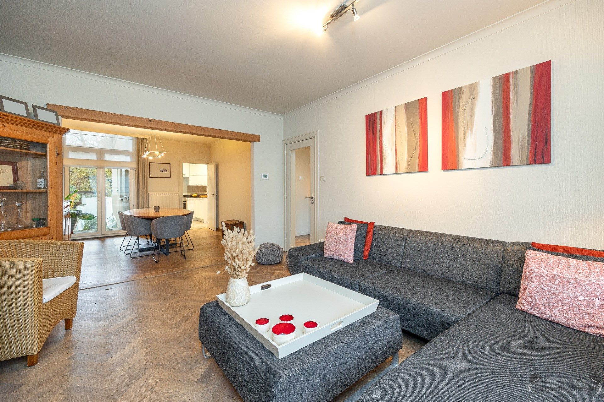 Gerenoveerd herenhuis met min. 4 slaapkamers en praktijkruimte in Berchem.  foto 7