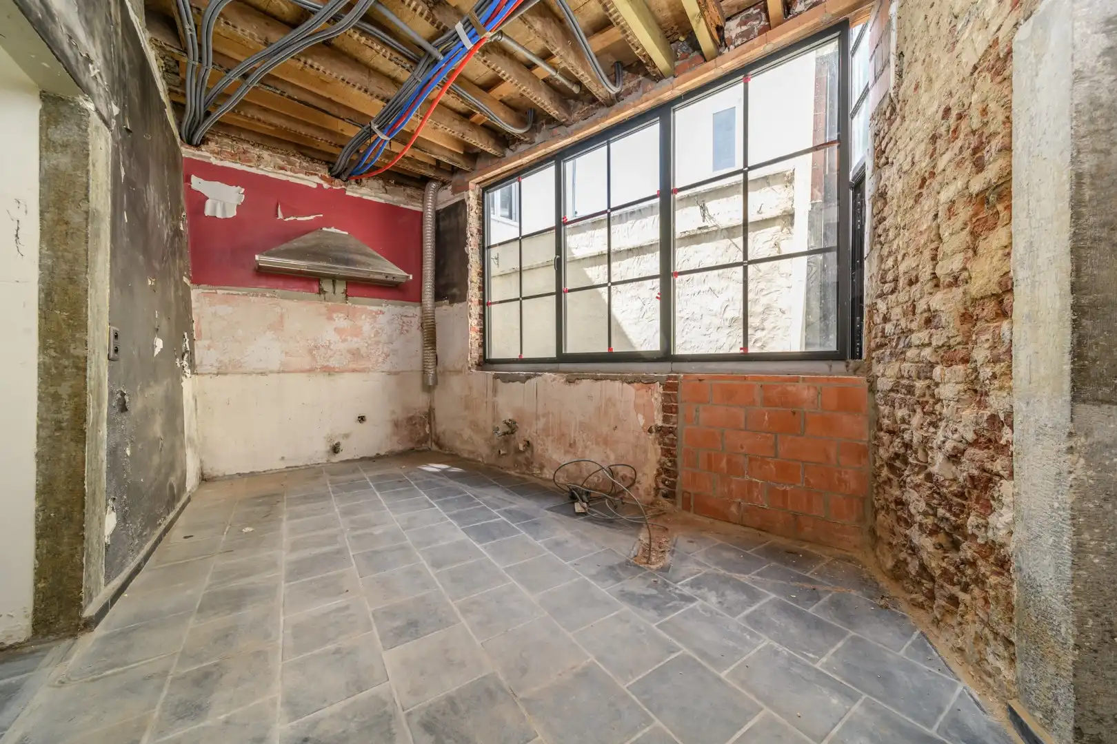 Zeer gunstig en centraal gelegen, verder af te werken karaktervolle woning foto 7