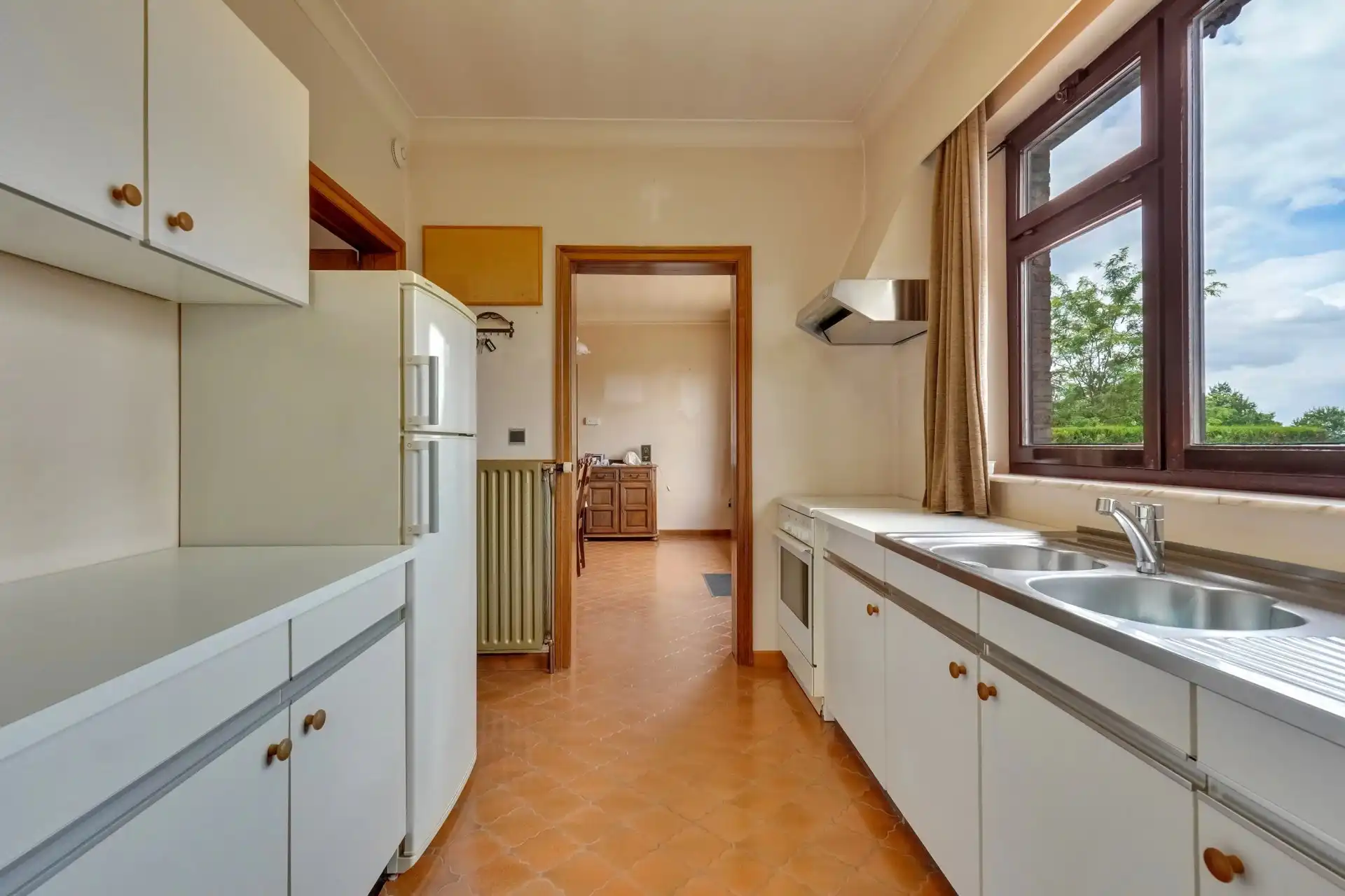 Vrijstaande woning met 4 slaapkamers en magazijn foto 9