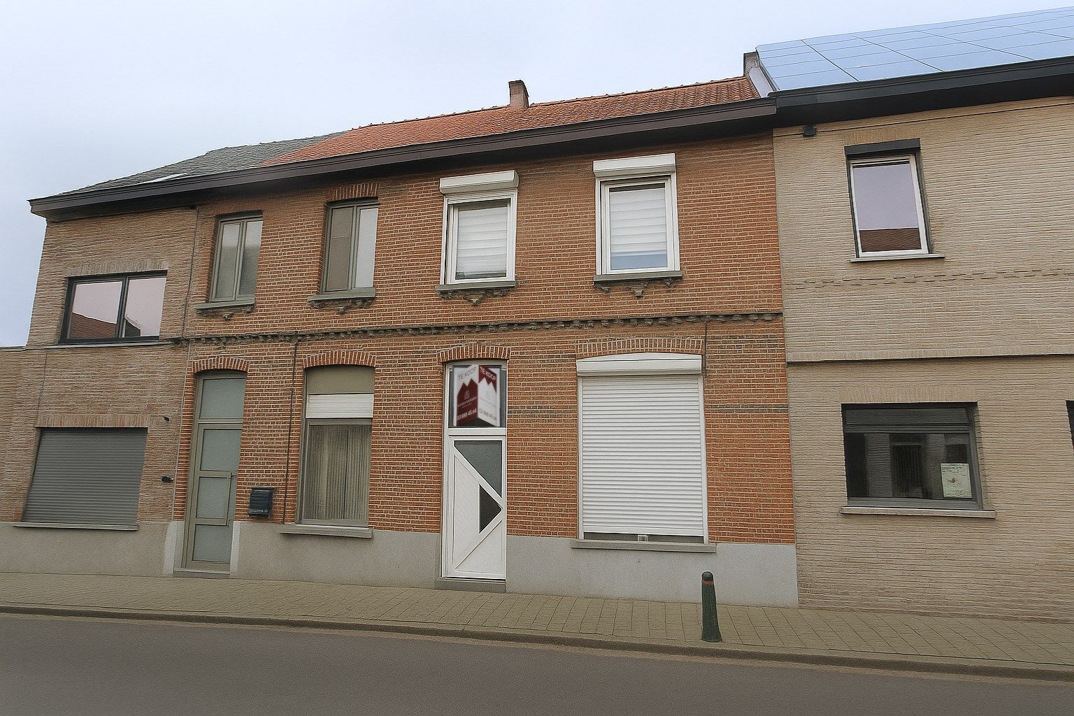 Charmante stadswoning met drie slaapkamers en aanpalend dakterras in het hart van Sint-Niklaas! foto {{pictureIndex}}