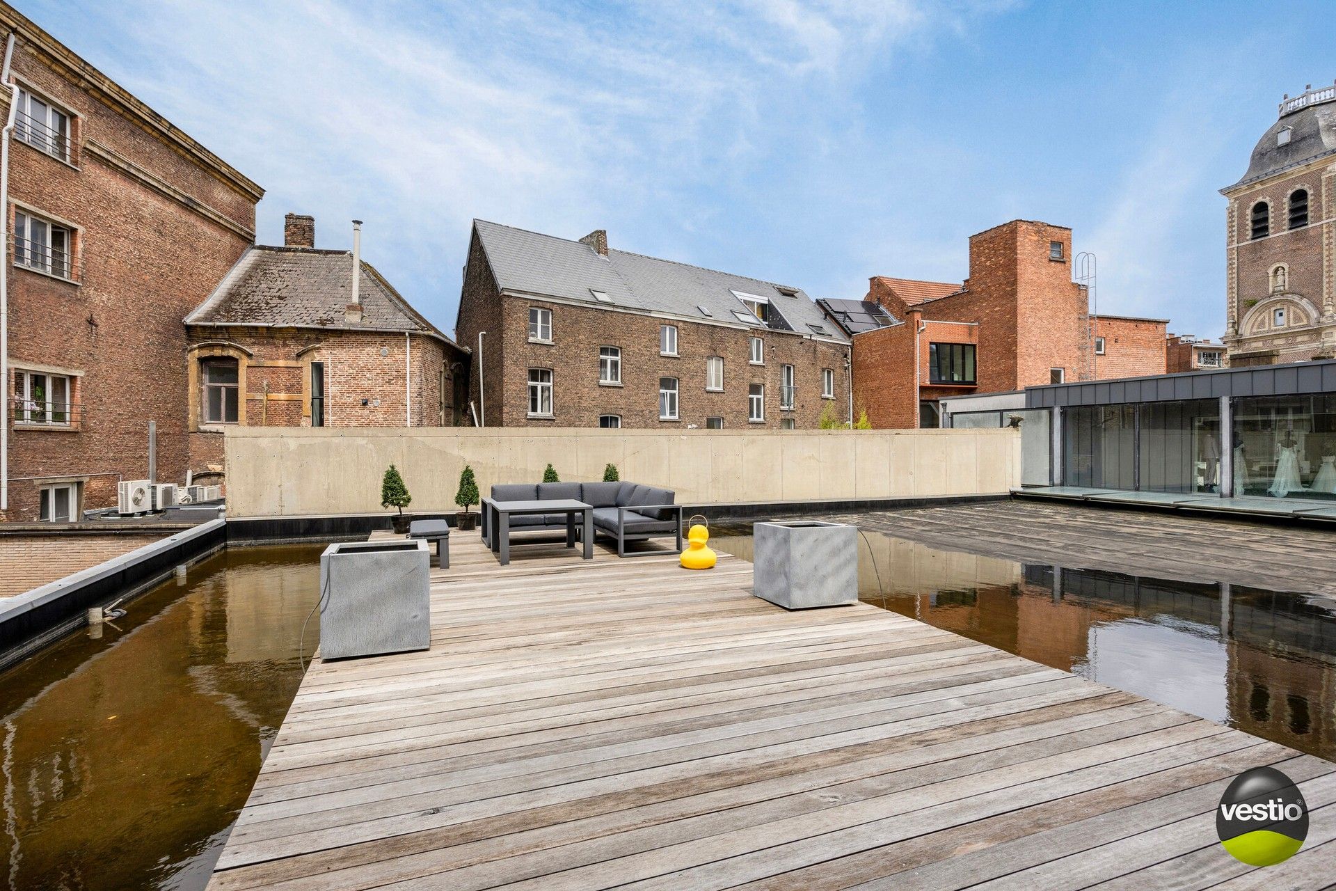 Exclusief loft-appartement, ingericht door Bart Lens, in oud Postgebouw in hartje Hasselt. foto 3