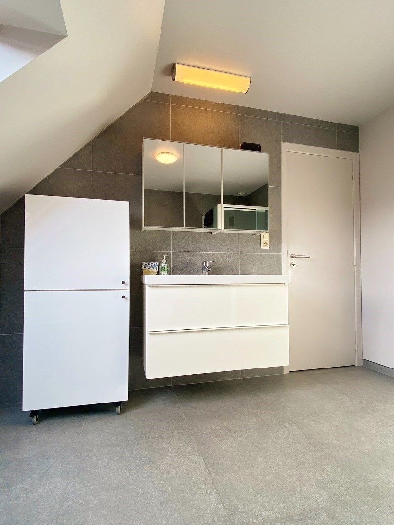 Recente halfopen woning met tuin, garage en tuinhuis  foto 8