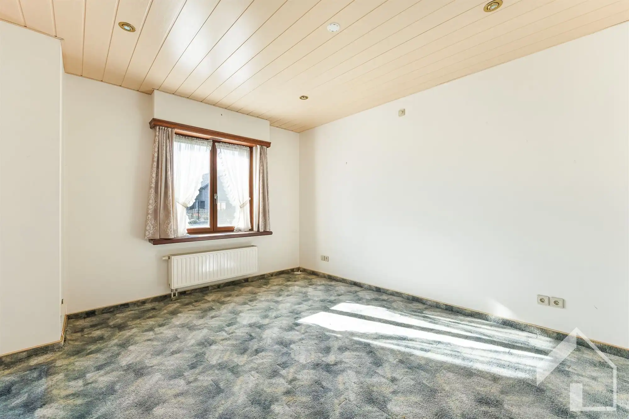 Te renoveren landhuis + achterliggend weiland foto 11