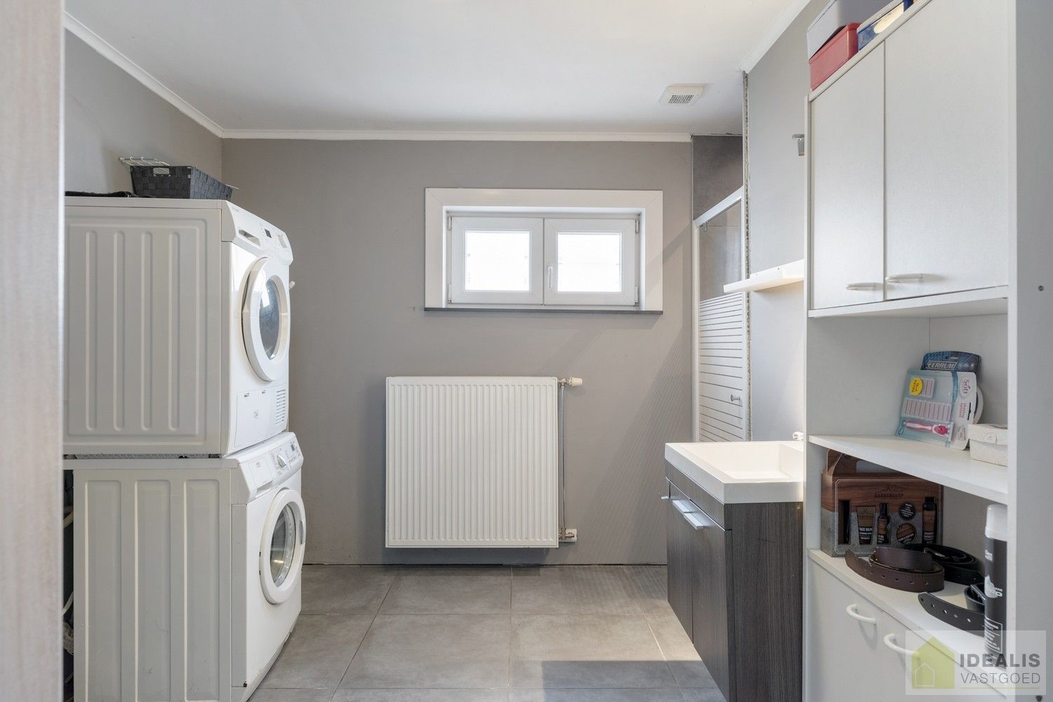 IDEALIS VASTGOED - CHARMANTE INSTAPKLARE GEZINSWONING MET EEN LICHTRIJKE LEEFRUIMTE, MODERNE OPEN KEUKEN MET KOOKEILAND, 3 RUIME SLAAPKAMERS EN BADKAMER. DE WONING IS GELEGEN OP EEN PRACHTIG PERCEEL VAN 12A 68CA! Deze knappe bungalow omvat een aangename 140m² bewoonbare oppervlakte met een lichtrijke woonkamer met aansluitend een moderne open keuken met kookeiland (voorzien van alle comfort), 3 ruime slaapkamers en een badkamer. De woning biedt verder een kelderverdieping en een zeer ruime tuin. Een unieke kans voor kandidaten op zoek naar een instapklaar huis voorzien van alle faciliteiten op een hele fijne locatie tussen de centra van Oudsbergen, Bree en Peer! foto 17