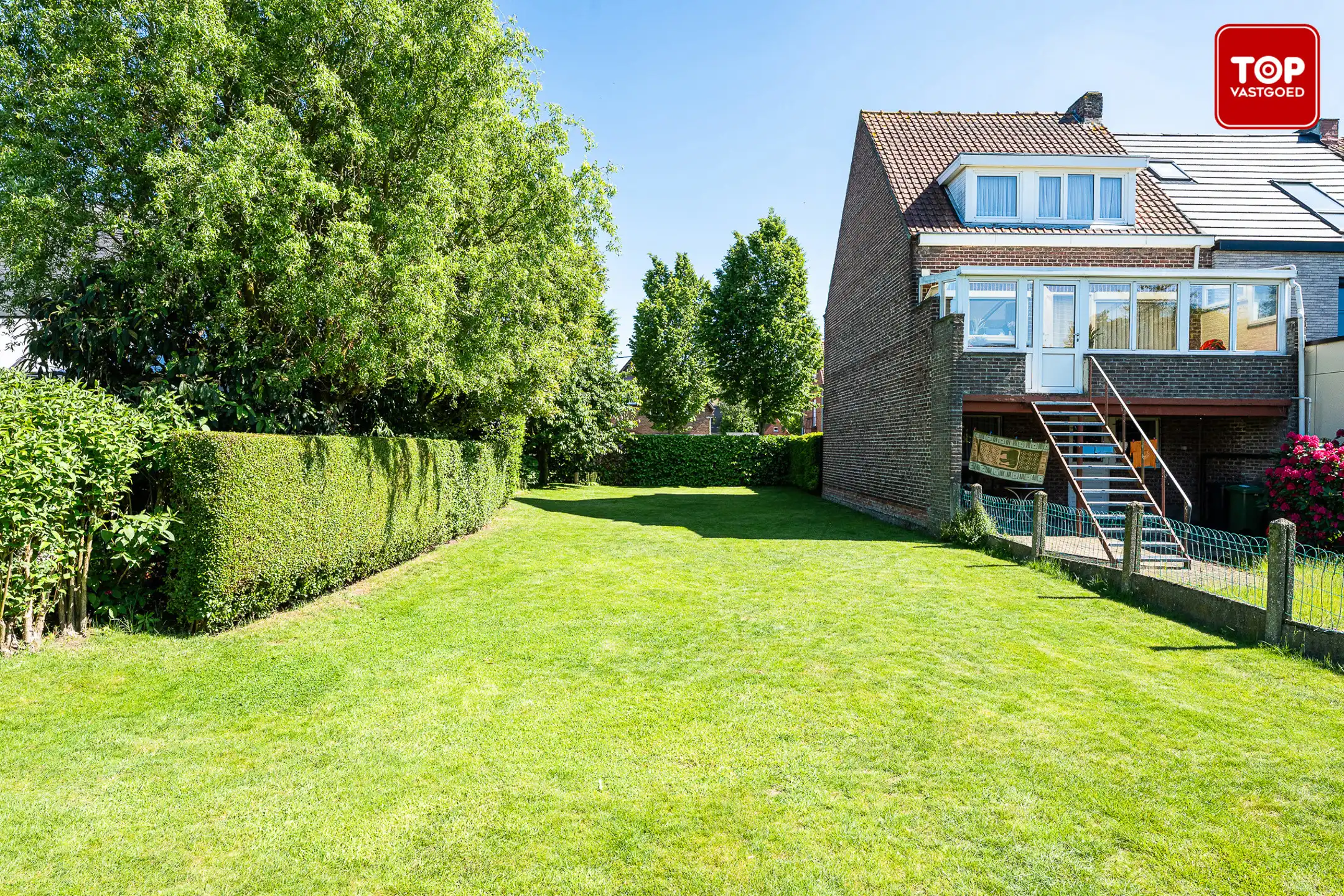 Architecturale woning met unieke split-level indeling met naastgelegen stuk grond. (totaal 997m²) foto 2