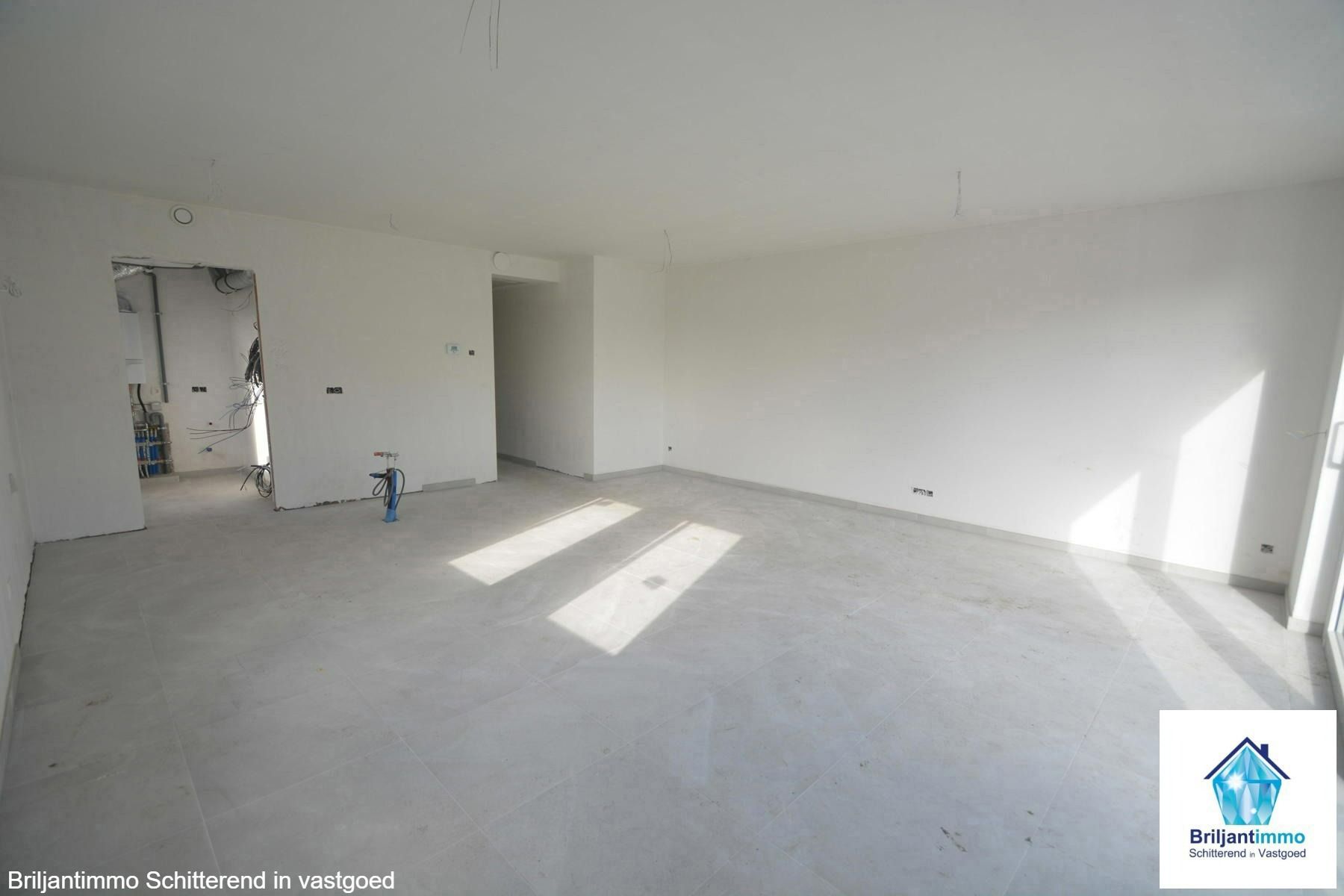 KLAAR BIJ AKTE Ruim 2 slpkmr app 93m² incl staanpl + berging foto 6