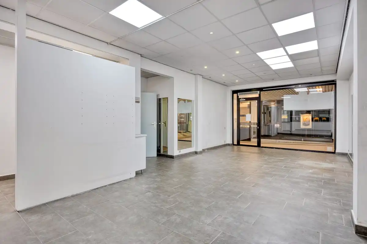 Gunstig gelegen handelsruimtes van 56 m² en 37 m² in gallerij "Laarcenter". foto 5