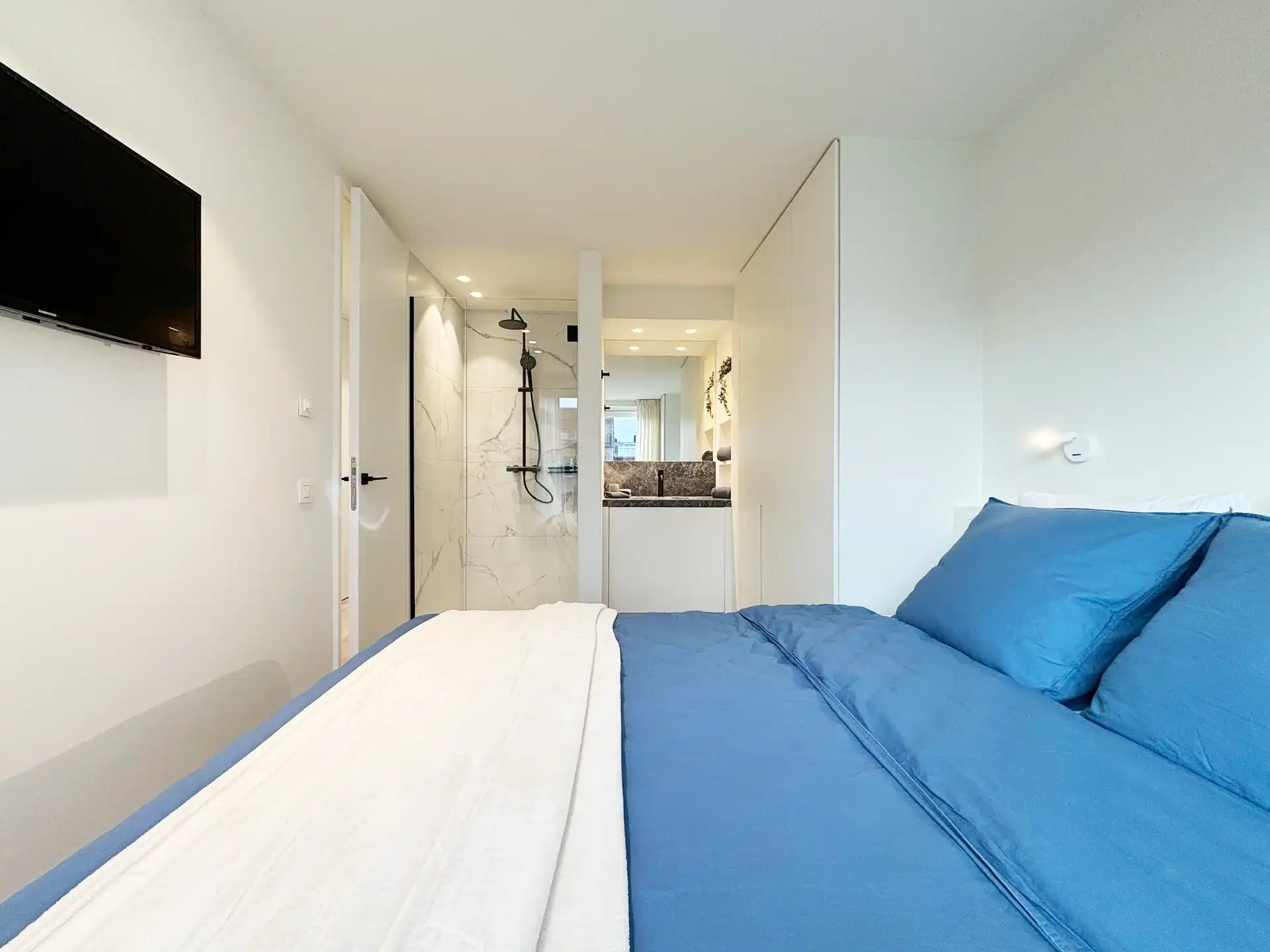 Gemeubeld: gerenoveerd appartement vlakbij de zeedijk met prachtige terrassen foto 13