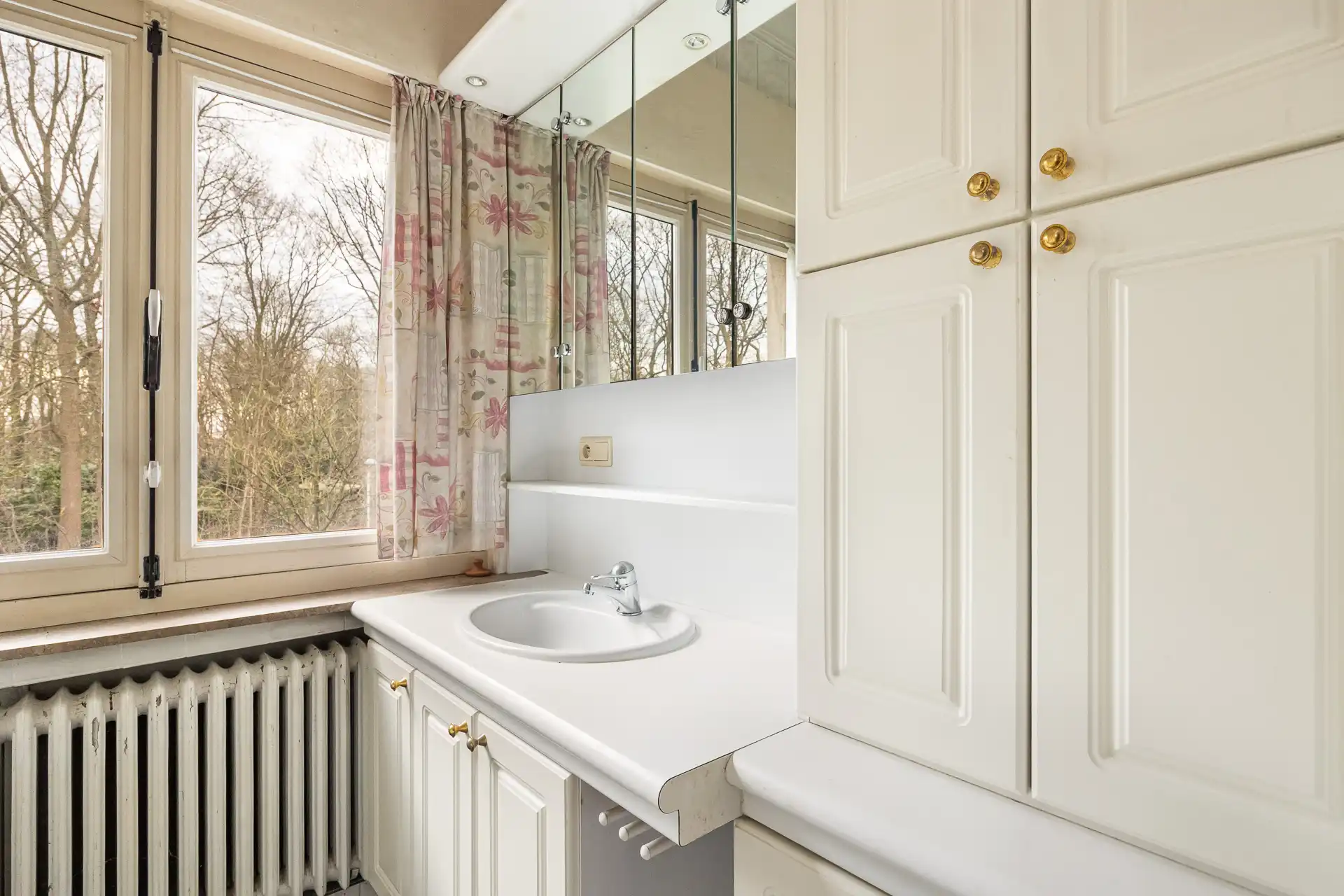 Ruime villa met garage en zwembad foto 24