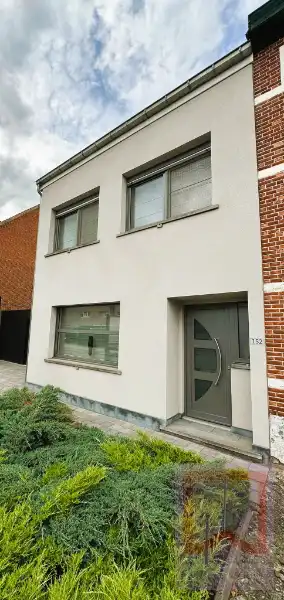 Instapklare gezinswoning met 4 slaapkamers, mooie grote tuin en ruime parkeermogelijkheden foto 2