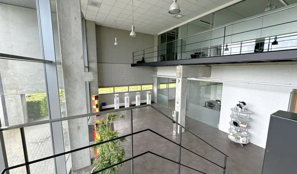 Bedrijfspand met buitenopslag te huur vlakbij E17 in Zwijndrecht foto 3