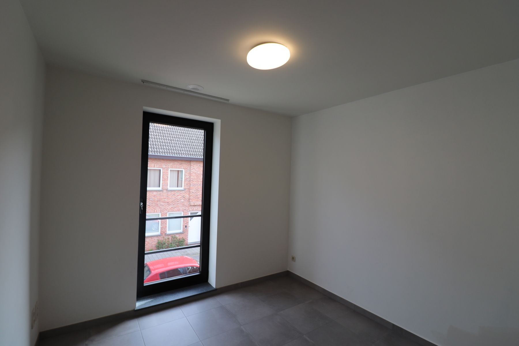 Een ruim recent woonhuis - gesloten bebouwing - met 3 slaapkamers, inpandige garage, terras en tuin foto 9