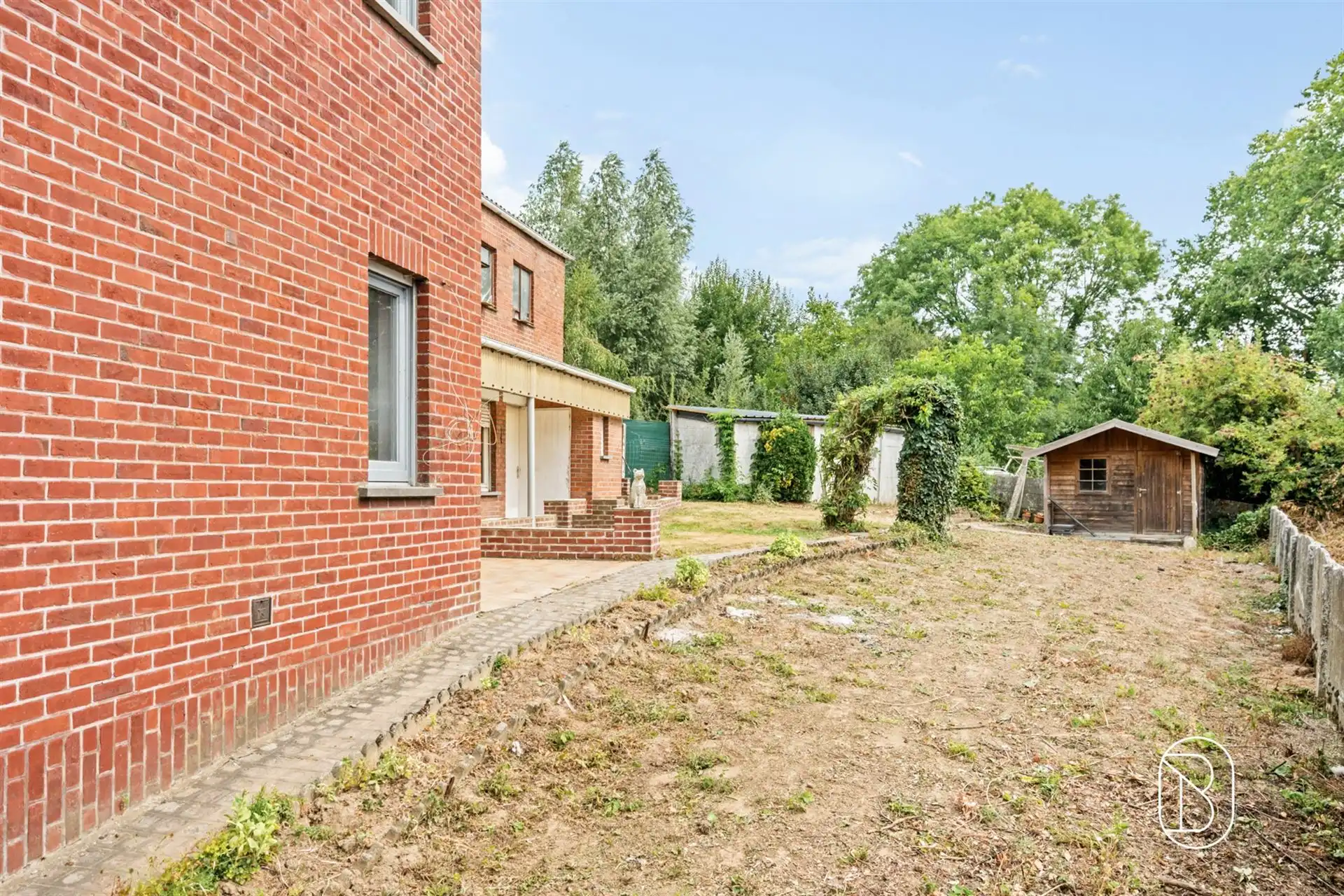 Ruime te renoveren woning met 4slk & tuin op de Valkenberg foto 6