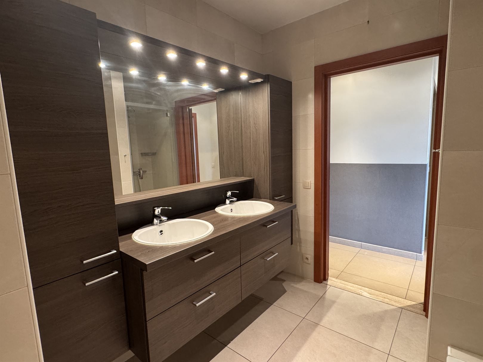 Modern instapklaar 2 slaapkamer appartement foto 11
