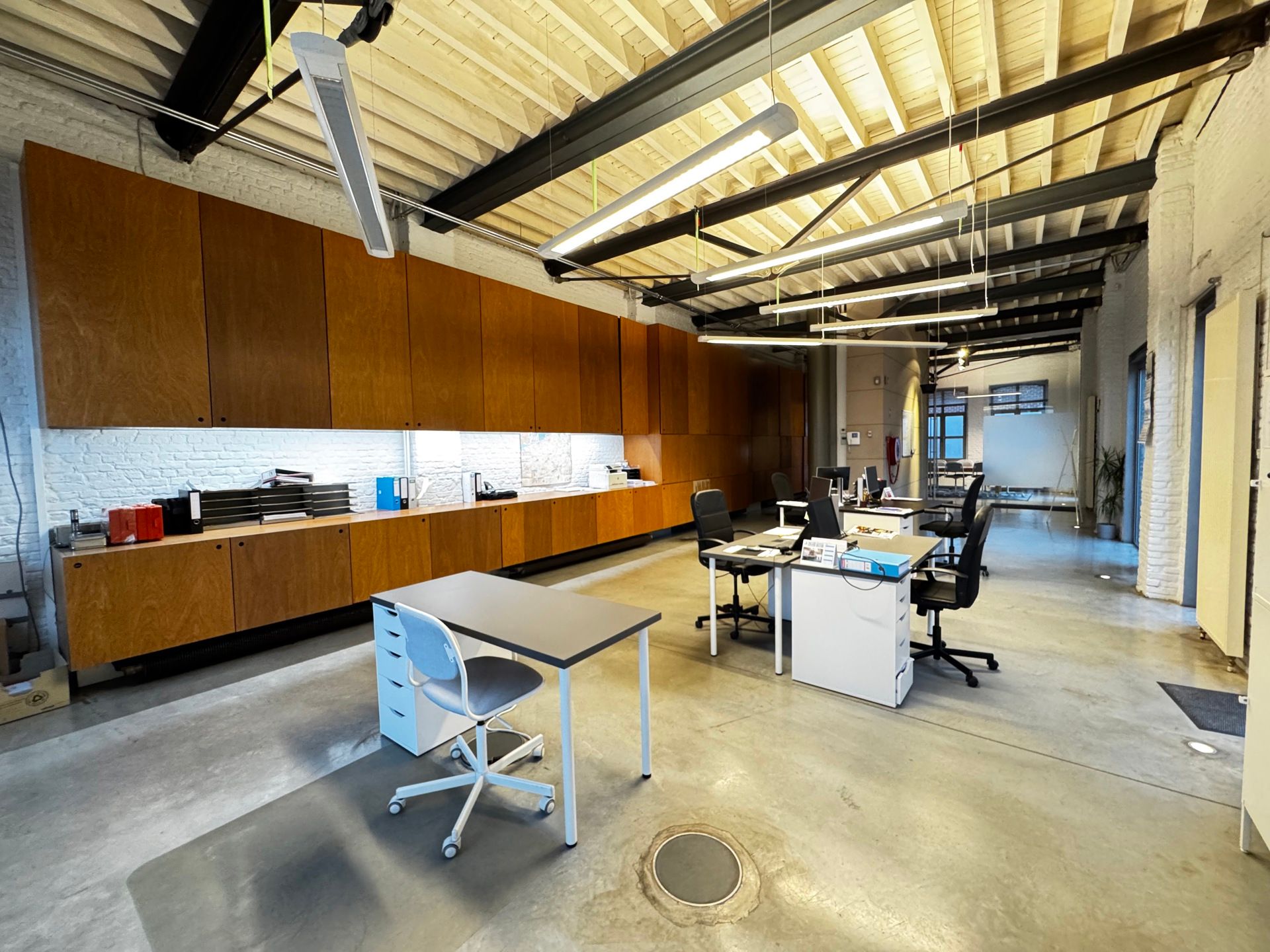 Instapklaar kantoor in loftstijl te huur te Antwerpen! foto 2