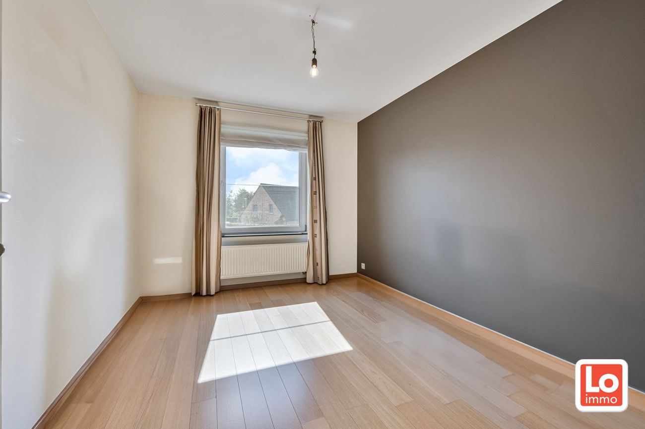 Instapklare en energiezuinige halfopen woning met inpandige garage op een rustige ligging en toch op wandelafstand van het centrum van Lochristi en de groene wandelregio rond de Rozelaredreef/Kasteeldreef! foto 13