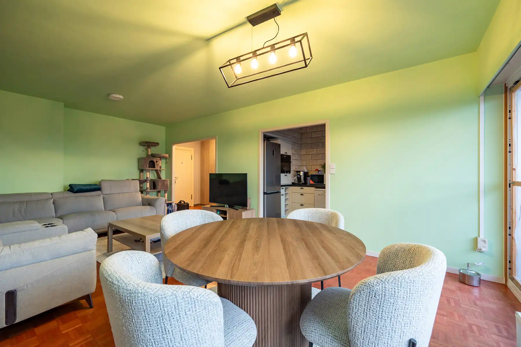 Volledig instapklaar één-slaapkamerappartement nabij het centrum van Merksem! foto {{pictureIndex}}