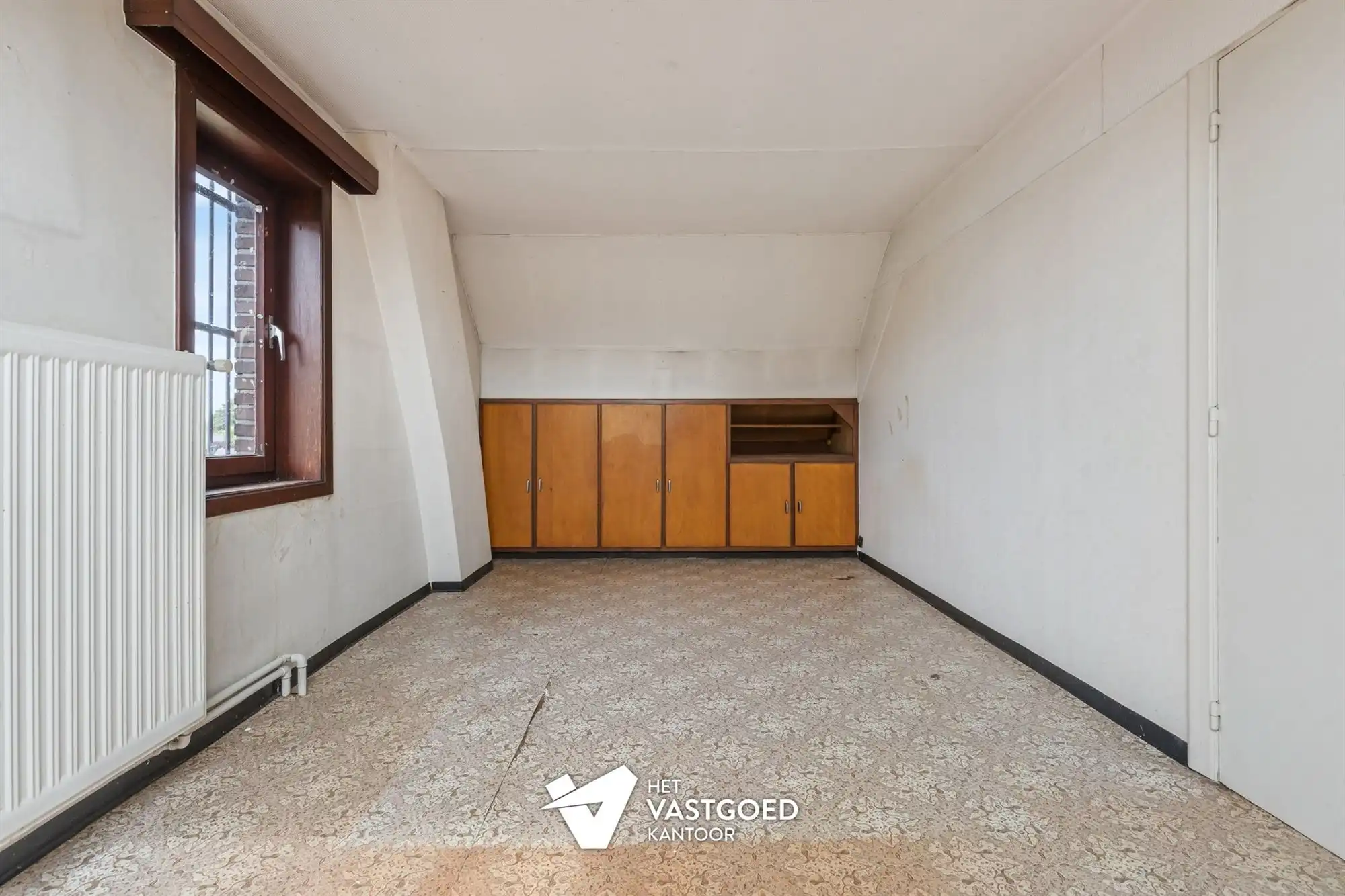 ZEER RUIME, DEELS GERENOVEERDE WONING MET RUIME, ZUIDGERICHTE TUIN foto 24