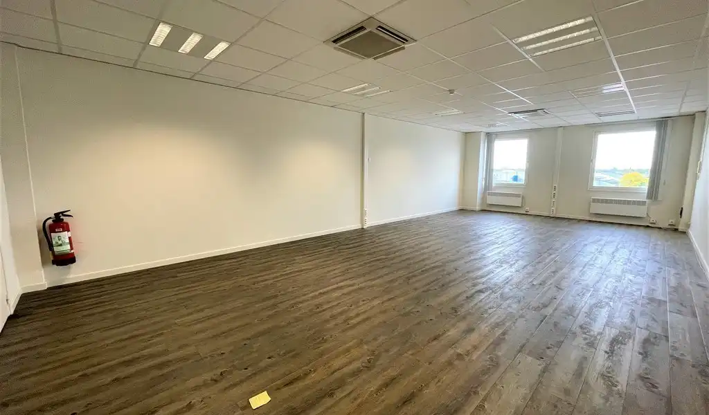 Burelen te huur in Immogranit Building aan E40 in Drongen foto 12