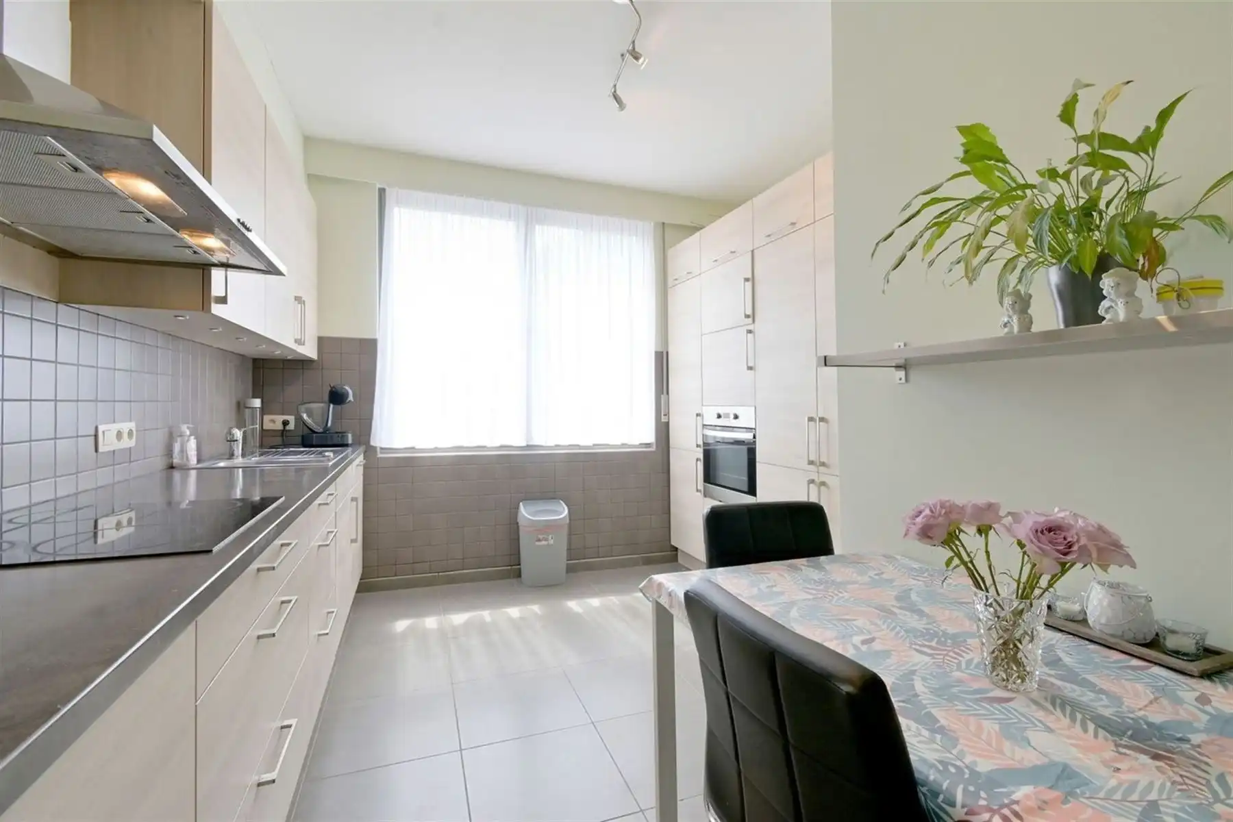 Gerenoveerde woning (2010) met 3slpk's en gezellige tuin! foto 6