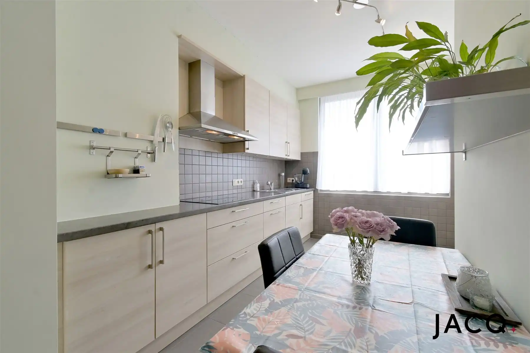 Gerenoveerde woning (2010) met 3slpk's en gezellige tuin! foto 6
