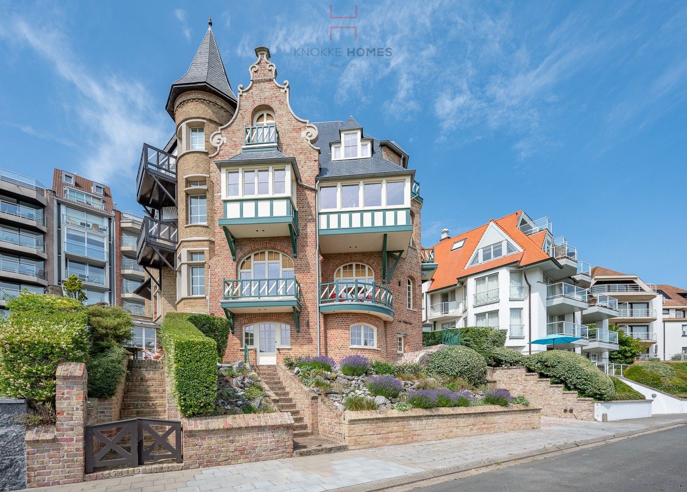 Luxueus gemeubeld en gestoffeerde duplex in een prachtig gerenoveerde, historische villaresidentie in Duinbergen, met prachtige uitzichten op het groen. foto 1