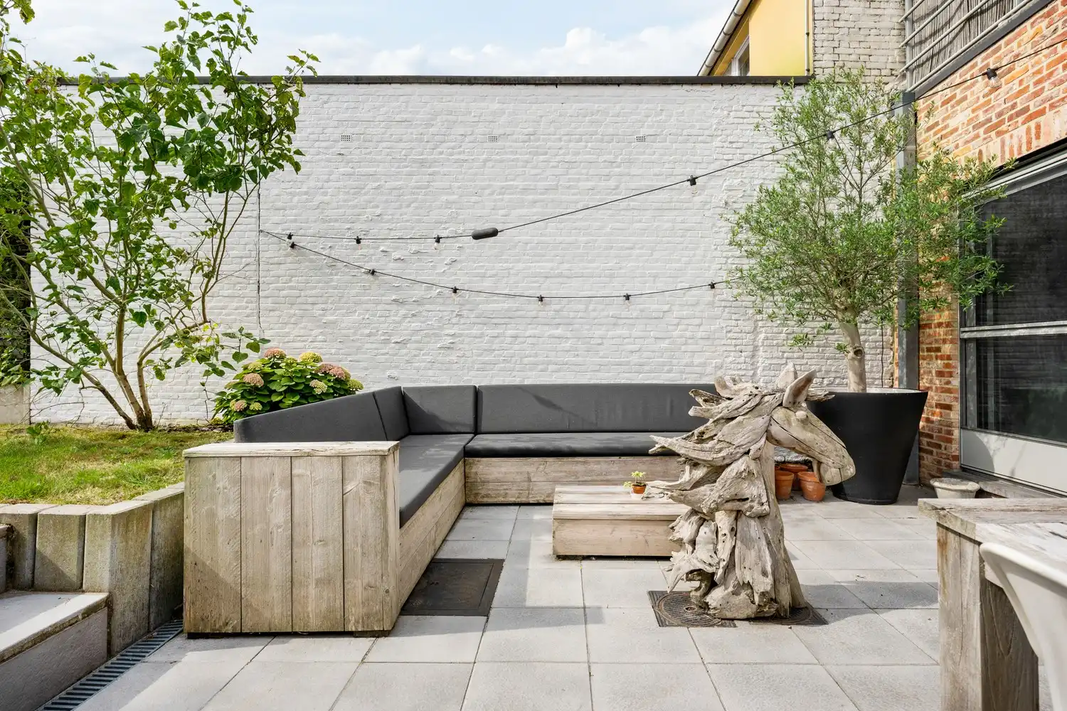Gelijkvloers energiezuinig app. met 2 slpkrs, terras en royale tuin foto 2