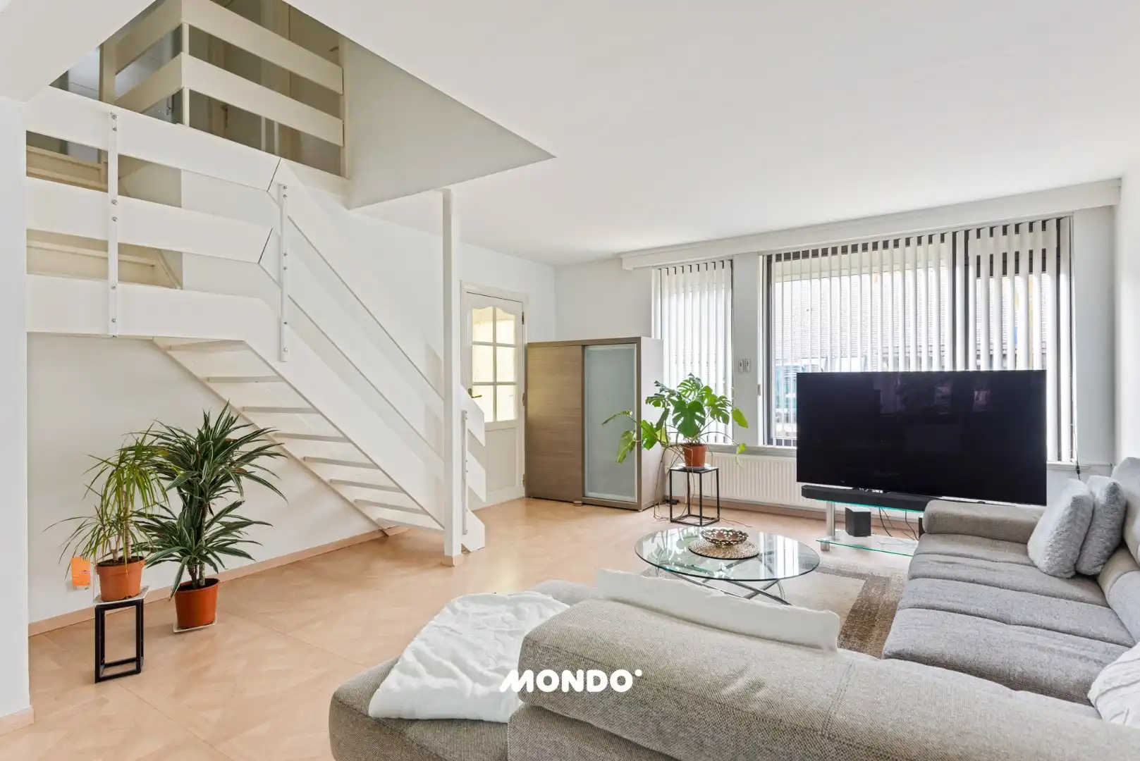 Ruime gezinswoning met 3 slaapkamers en lichtrijke aanbouw in een rustige doodlopende straat! foto 3