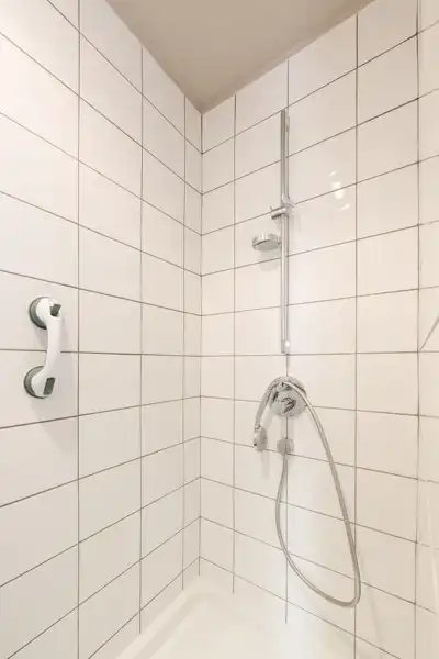 Prachtige alleenstaande instapklare woning met 5 slaapkamers inpandige garage, mooi terras en tuin TE KOOP in hartje Sint-Baafs-Vijve foto 19