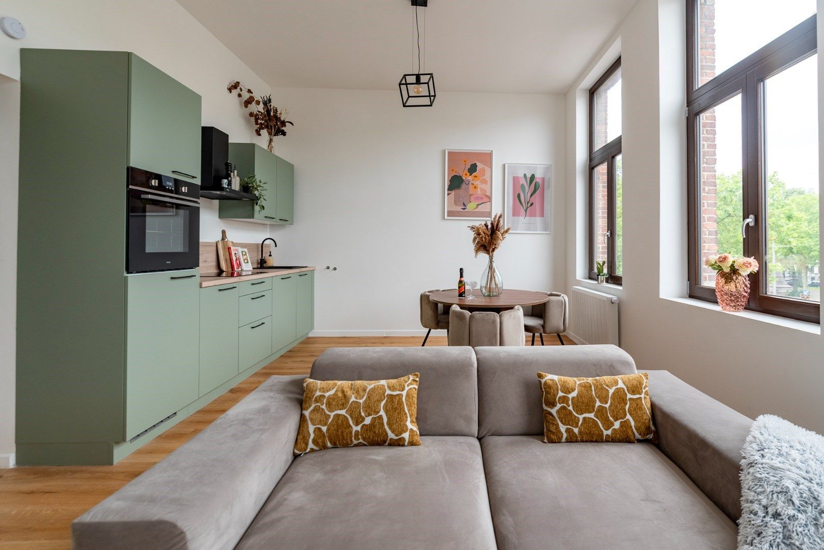 Stijlvol bemeubeld appartement met 1 slaapkamer foto 3