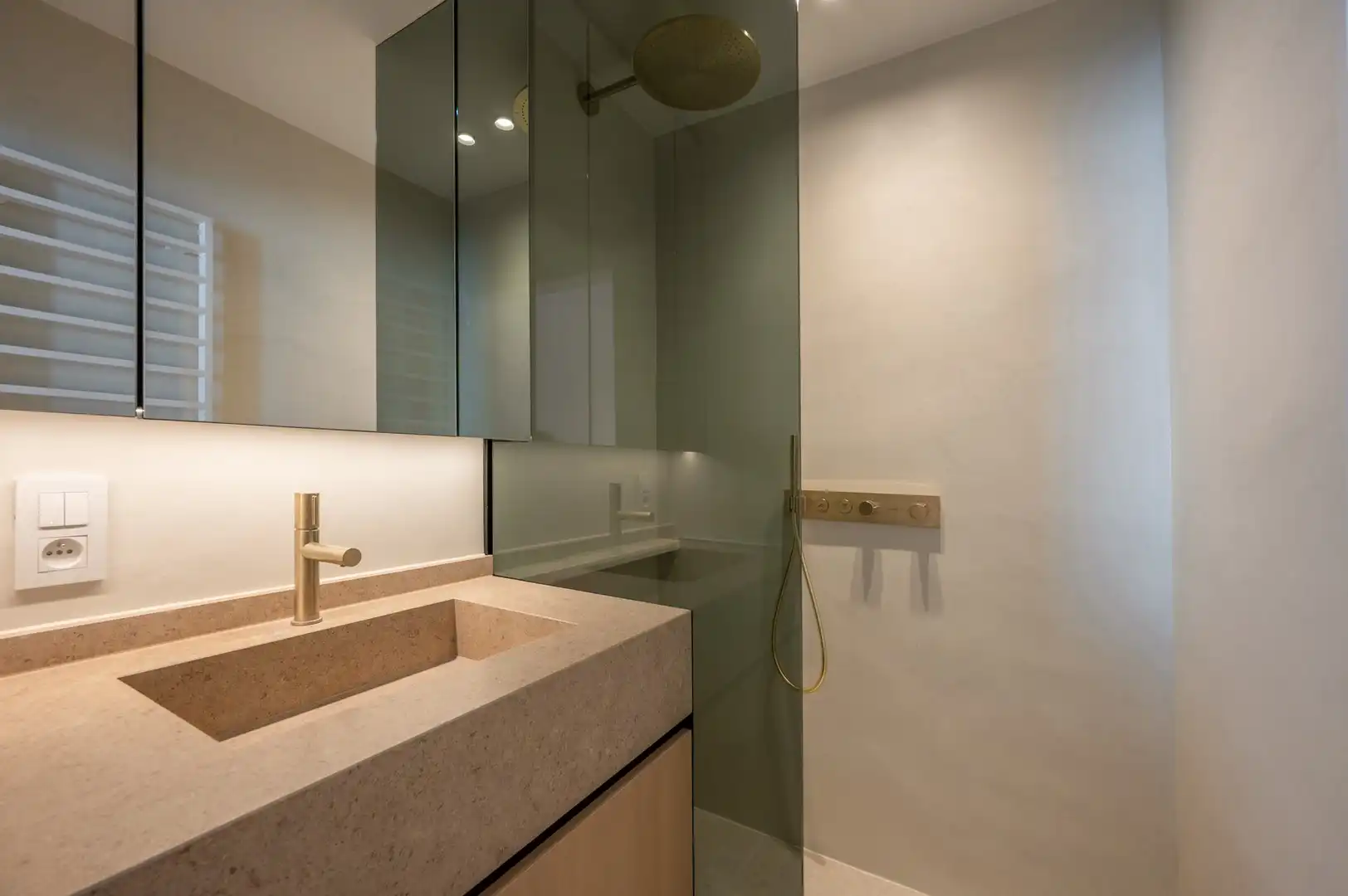 Luxueus gerenoveerd hoekappartement met zeezicht vlakbij de wandeldijk in het Zoute. foto 22