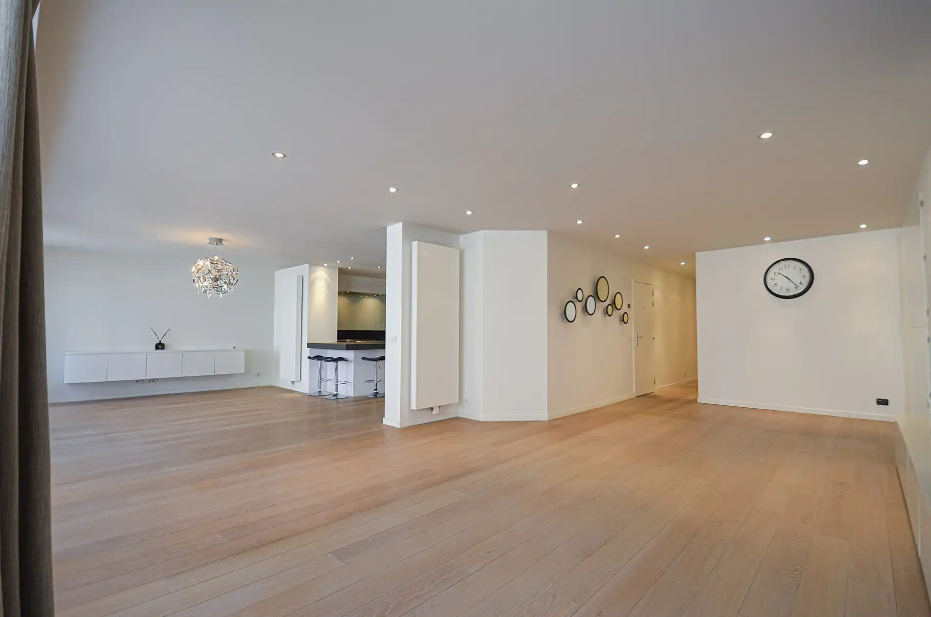 Topaanbieding – Uitzonderlijk ruim appartement gelegen in een stijlvolle residentie. foto 4