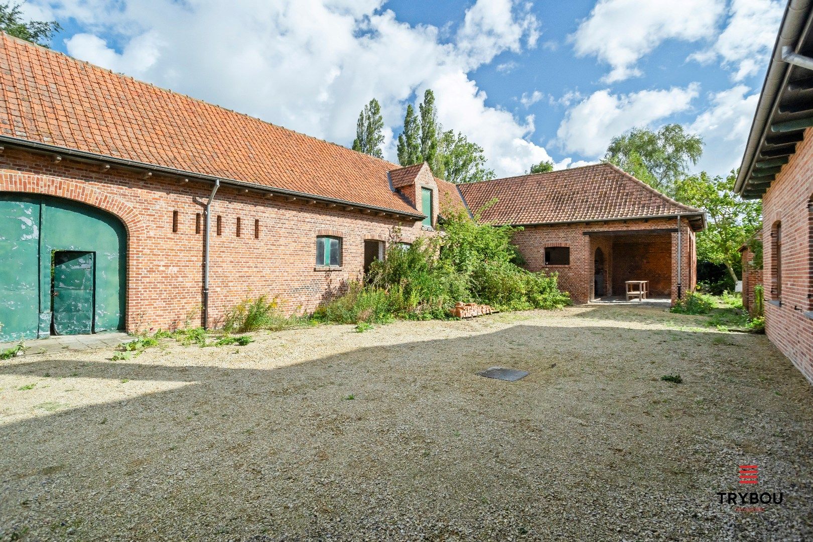 Prachtige hoeve bestaande uit woning met diverse bijgebouwen foto 3