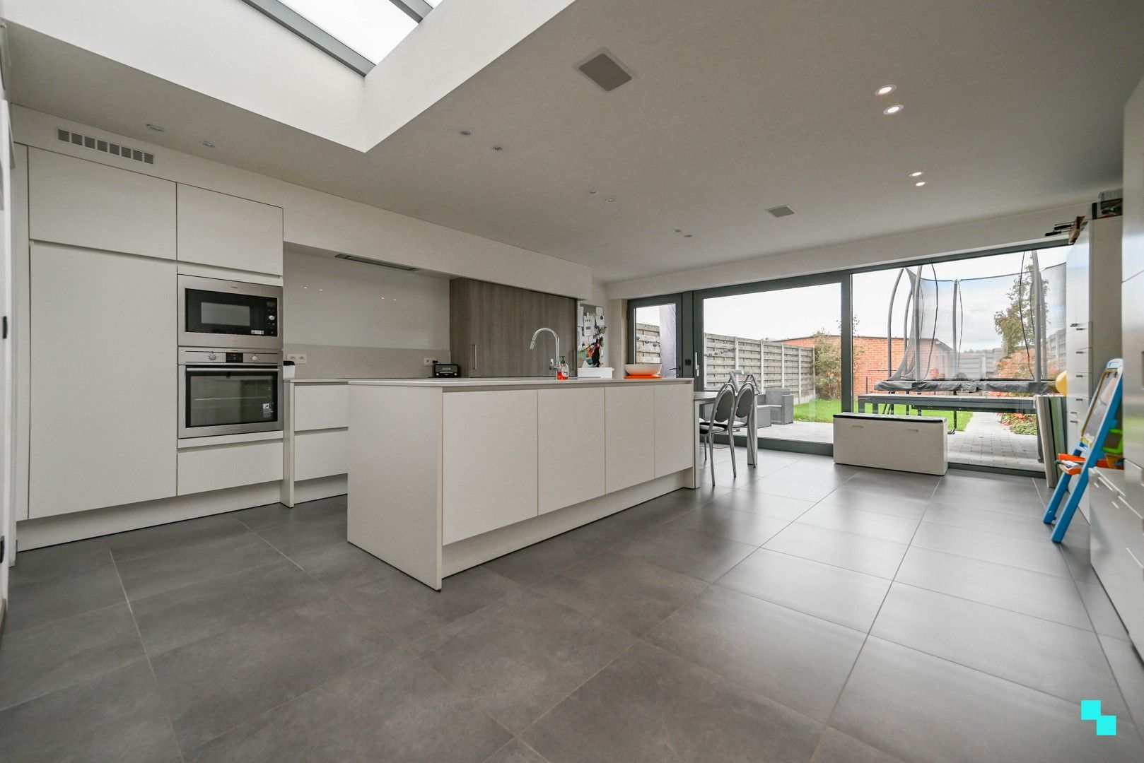 Recent gerenoveerde gezinswoning te Sint-Eloois-Winkel foto 2