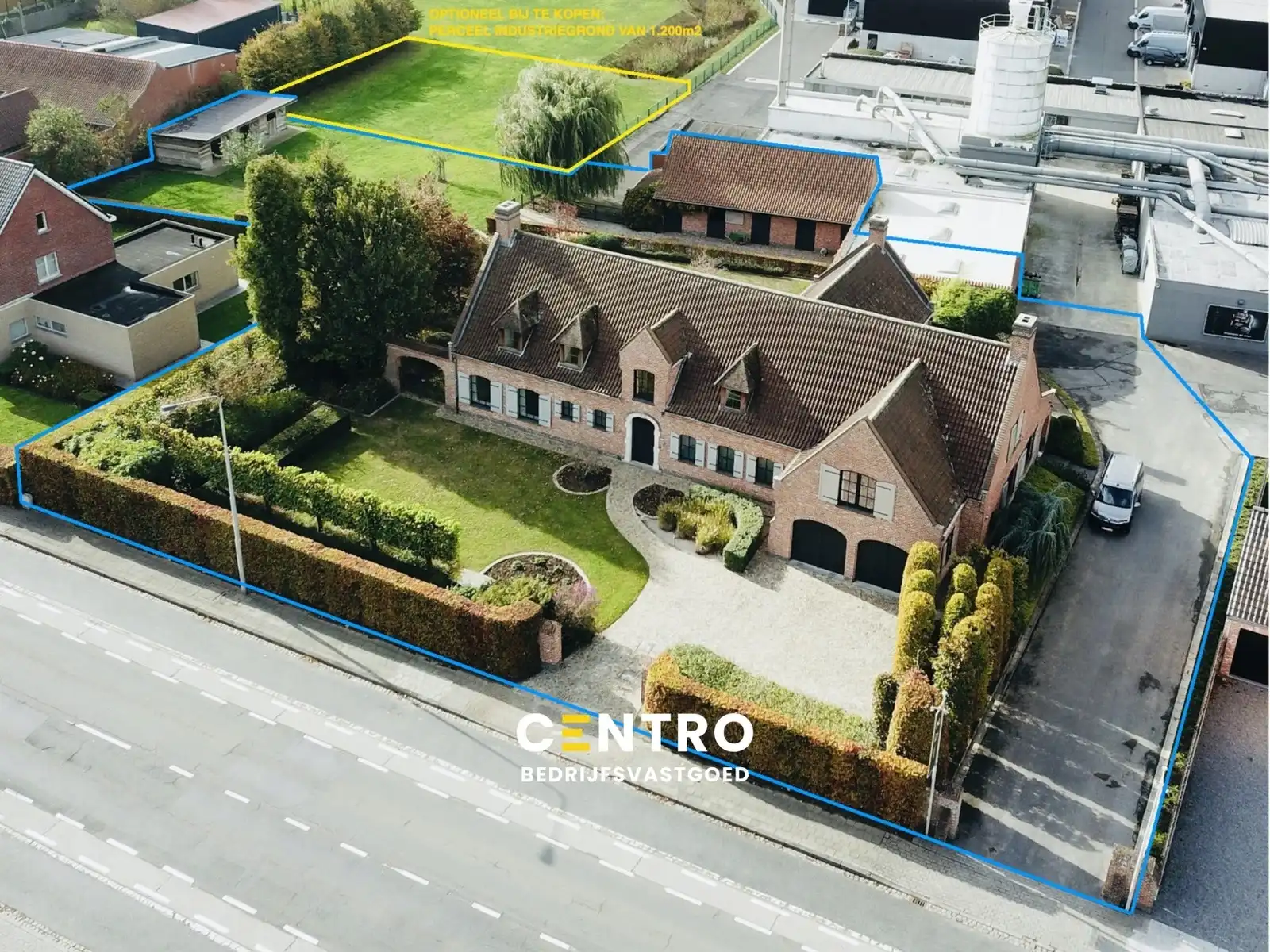 Instapklaar, luxueus afgewerkte VILLA (5 slpkms, dubbele garage, ...) met BIJGEBOUWEN (stallingen en bergplaats). Grondopp.: 2.814m2 + Optioneel : braakliggend stuk industriegrond. foto {{pictureIndex}}