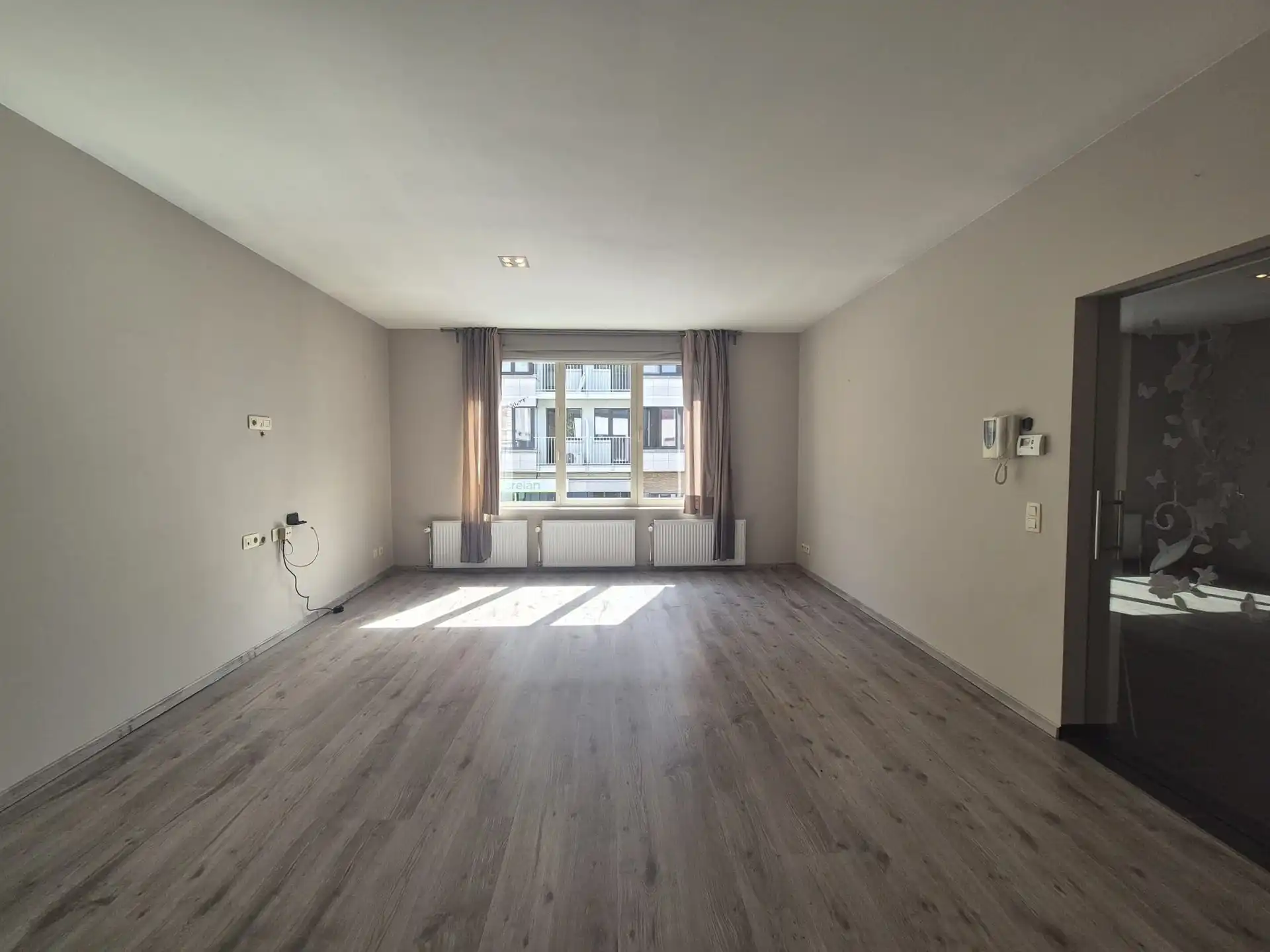Instapklaar lichtrijk appartement met dakterras boven bakkerij “Hoste”. foto 4
