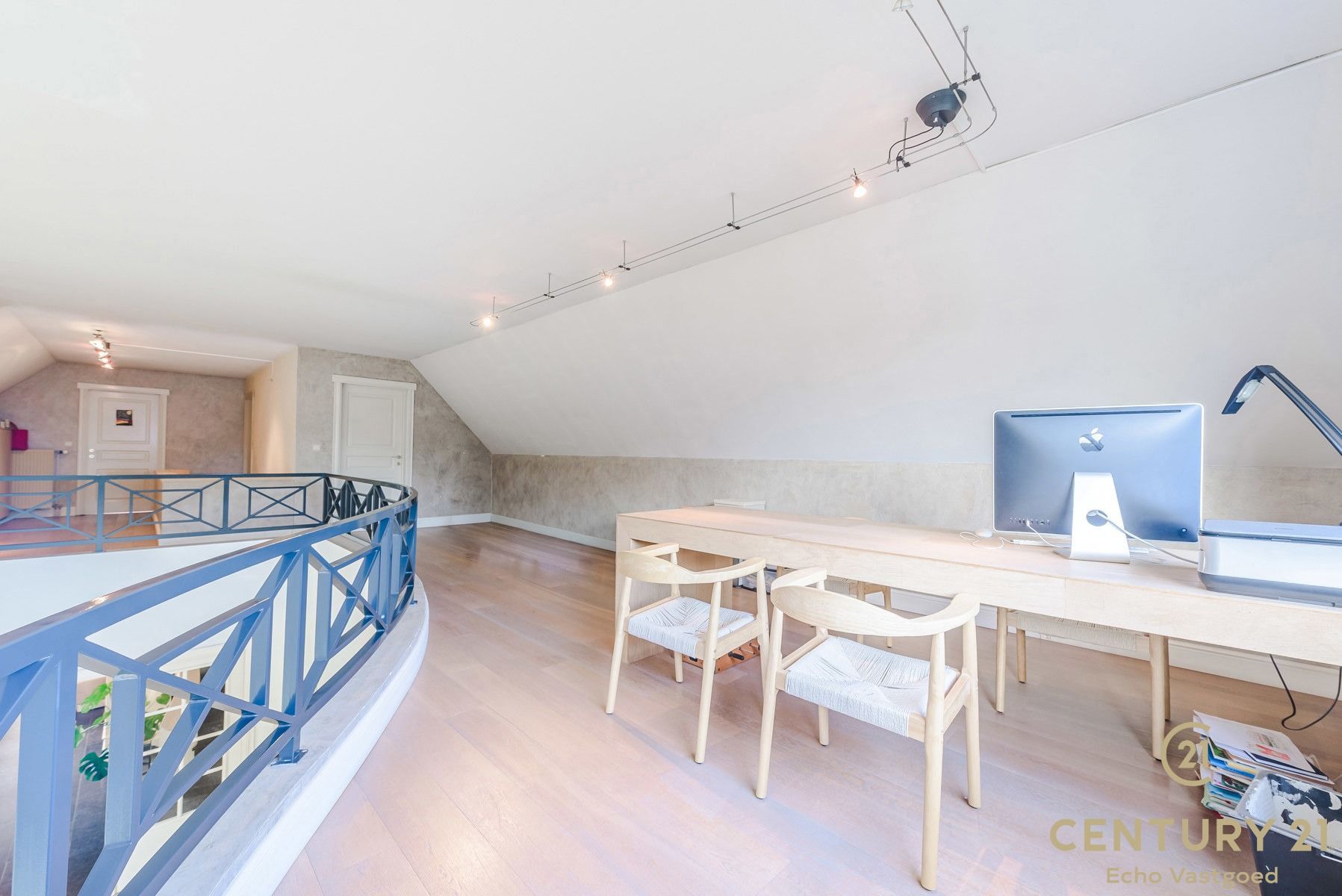 Praktisch gelegen, perfect onderhouden villa met zwembad foto 21